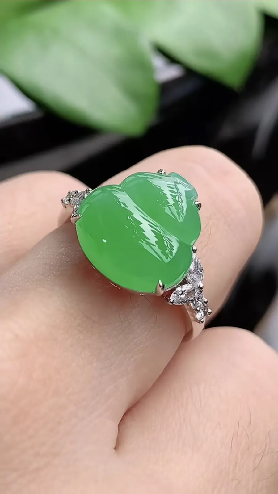 a货翡翠老坑冰种18K金伴钻镶嵌阳绿葫芦戒指 圈口17.7裸石尺寸12×12mm 重量4.73g 1206