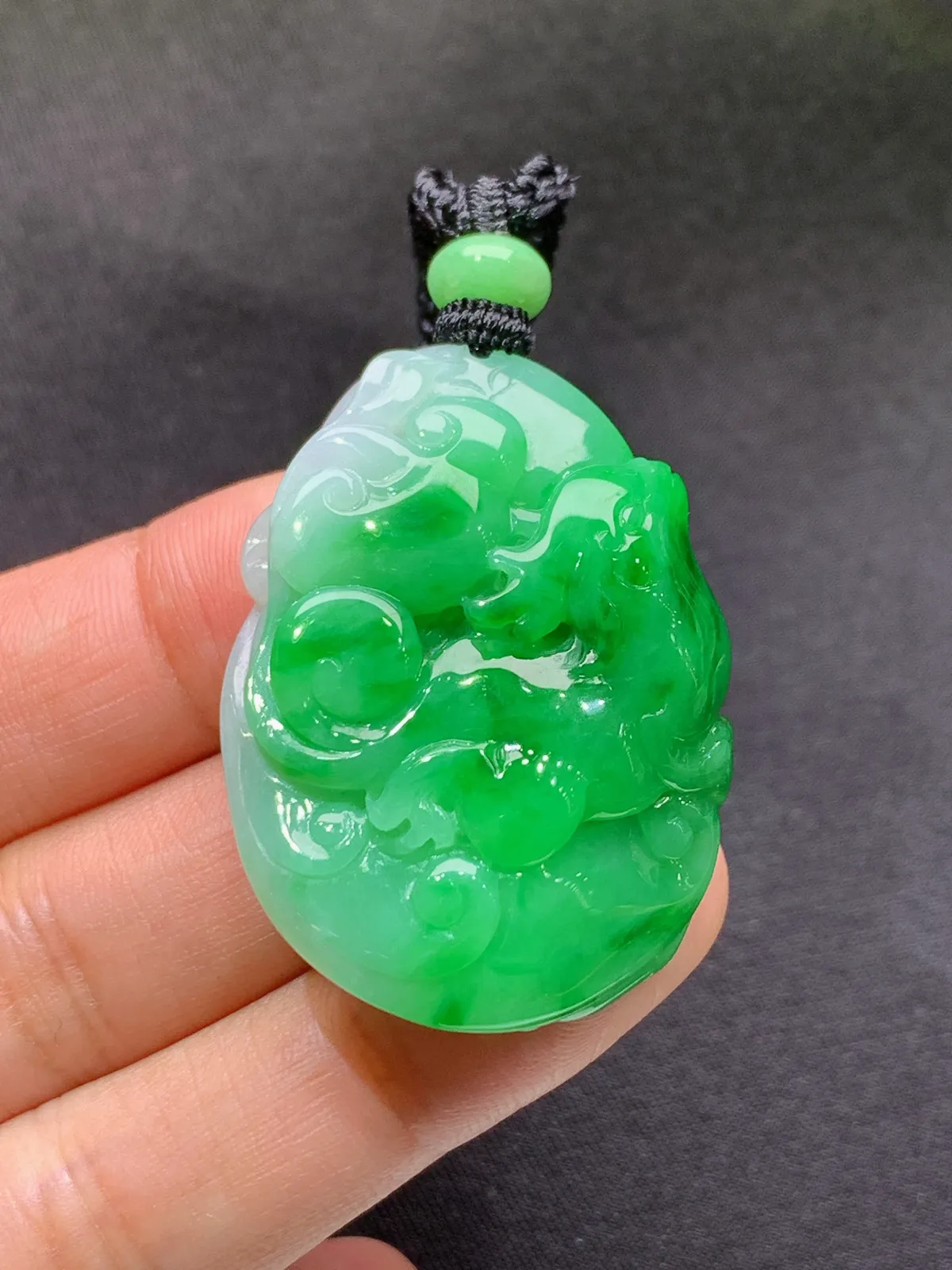 飘绿草龙如意吊坠 冰润色阳，厚装种老，种水足 尺寸40.3*29.4*12.3