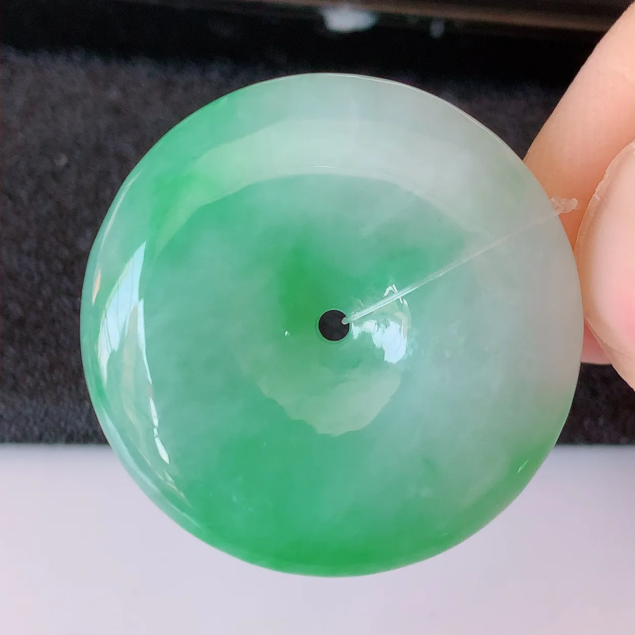 自然光实拍，冰润飘绿翡翠平安扣吊坠，玉扣，平安是福；很美的料子，平安扣佩戴优雅迷人！#49.7