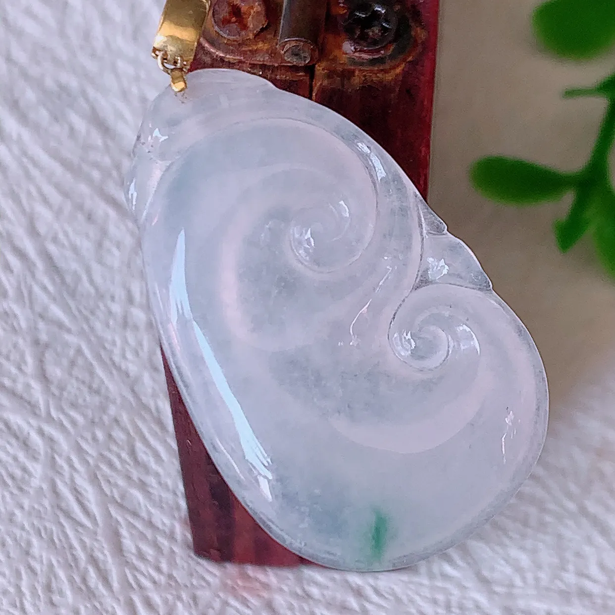 自然光实拍，18K金镶嵌冰种飘花翡翠如意吊坠，冰透，翠色灵动，饱满，万事如意，如意一生，配戴精美！#57.7