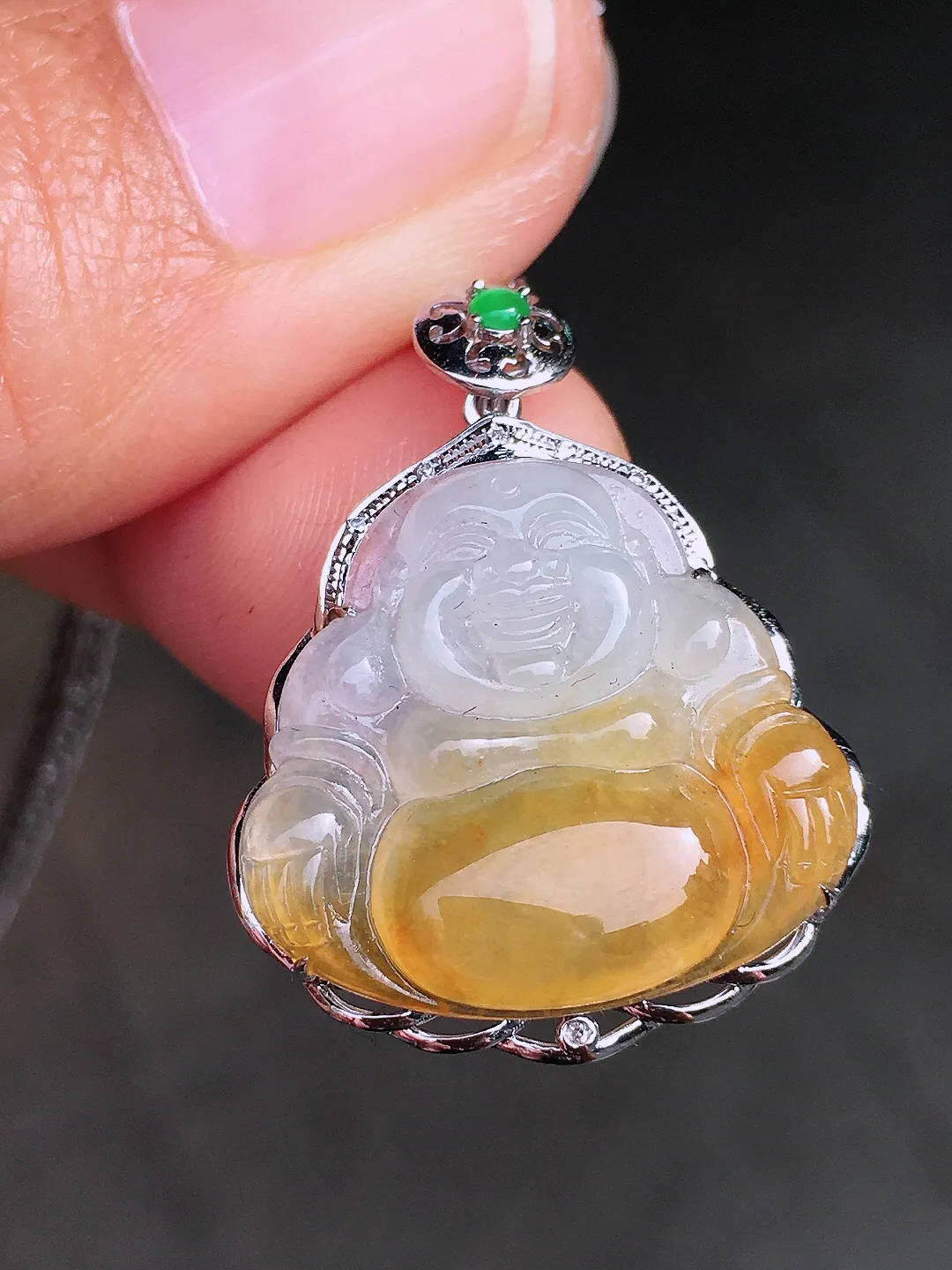 飘黄翡佛公吊坠，色泽艳丽，玉质细腻，荧光感超
强，饱满圆润，尽显优雅气质，18k
金豪华镶嵌