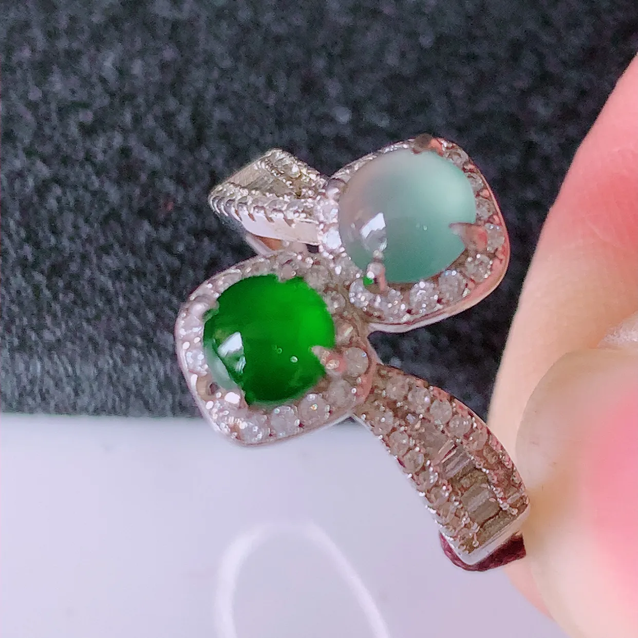 冰透满绿翡翠925银镶嵌戒指，自然光实拍，翠色灵动，颜色漂亮，种老水足，品相佳，佩戴佳品！#97.1