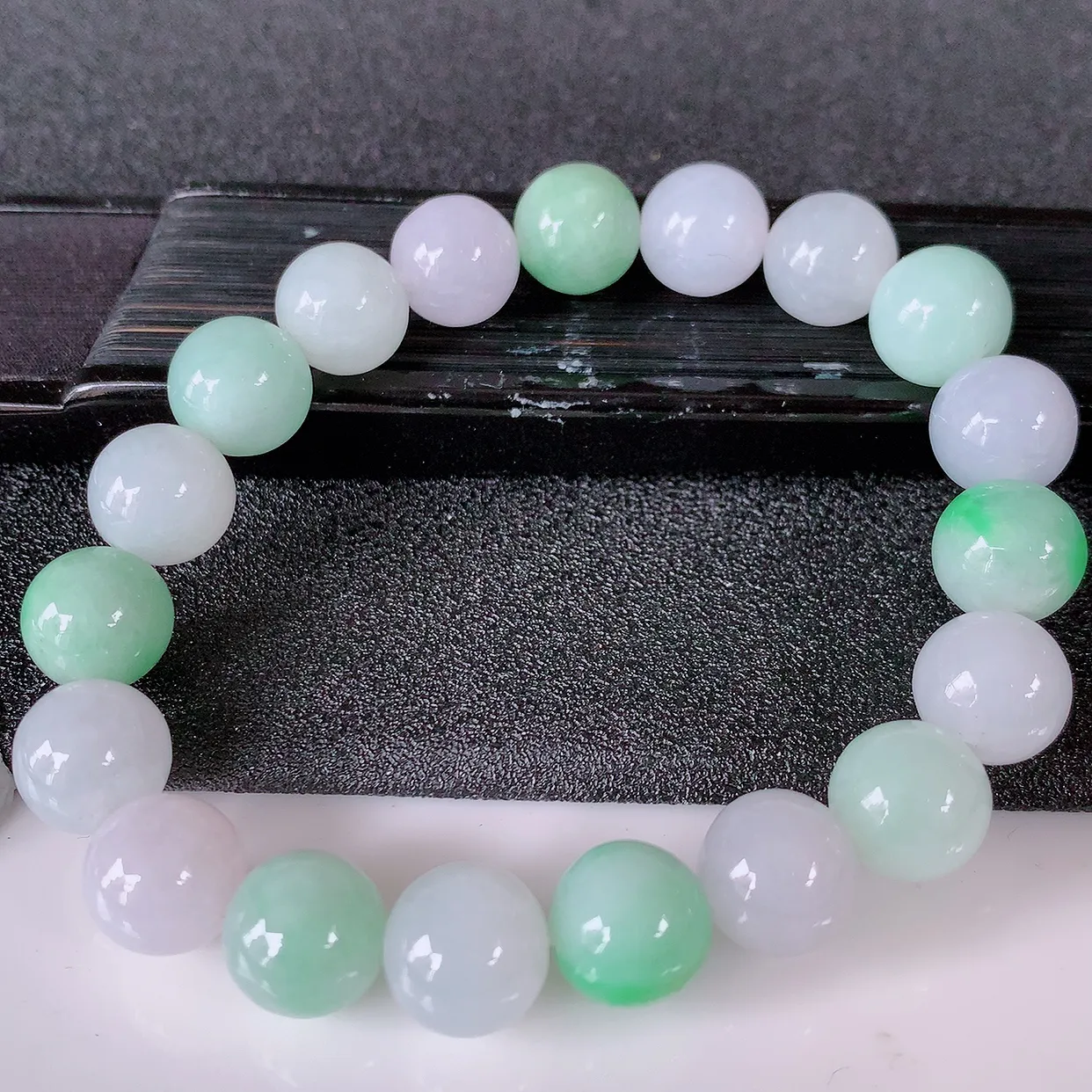 自然光实拍，冰润飘绿翡翠手链，多彩翡翠手串，颜色丰富，料子细腻，高档大气，自戴送礼佳品！#46.11取一尺寸10.2mm