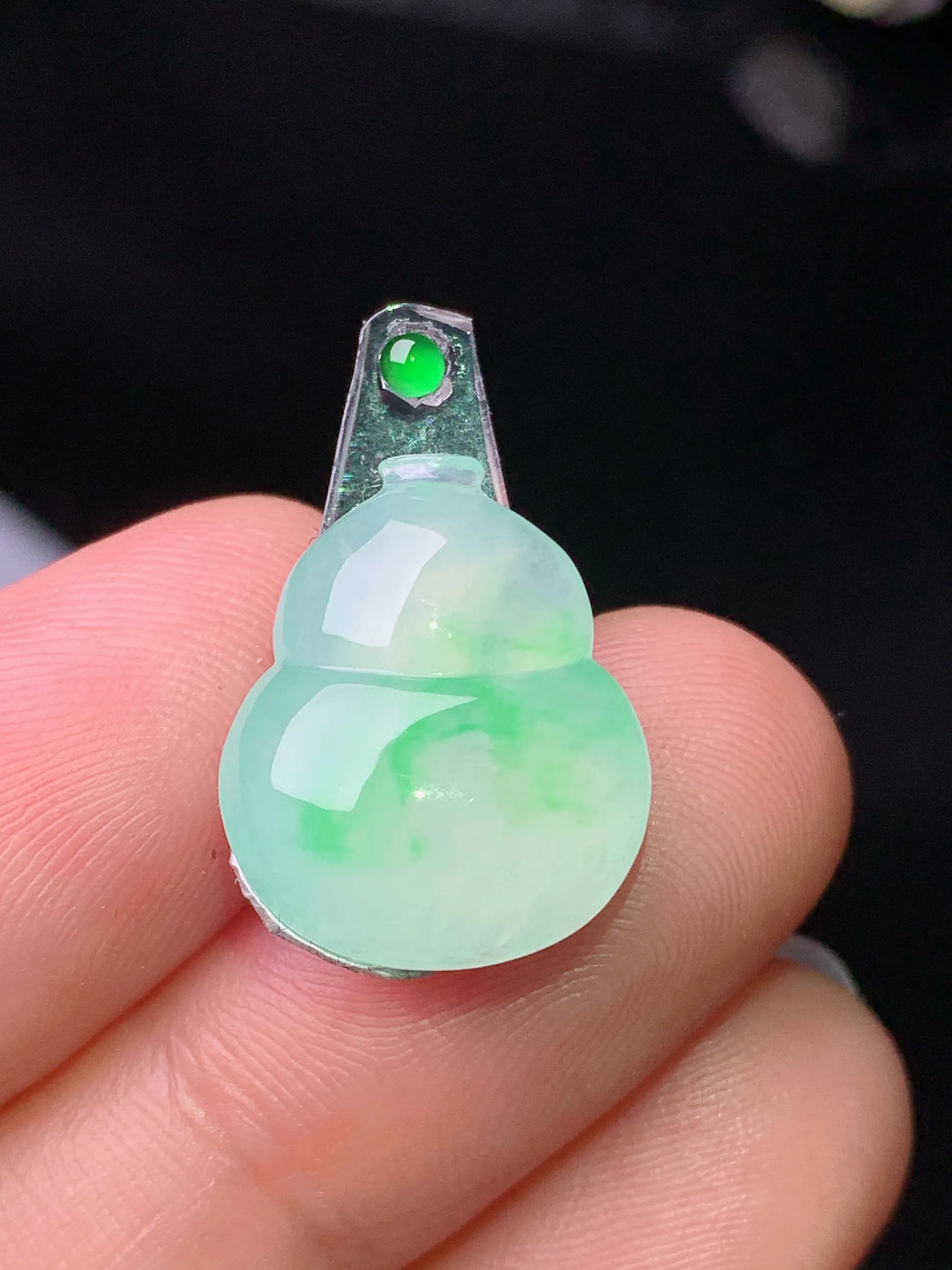 镶嵌款 飘绿葫芦吊坠 玉质细腻 水润亮眼 色泽艳丽 整体尺寸16.3*13.3*4.8