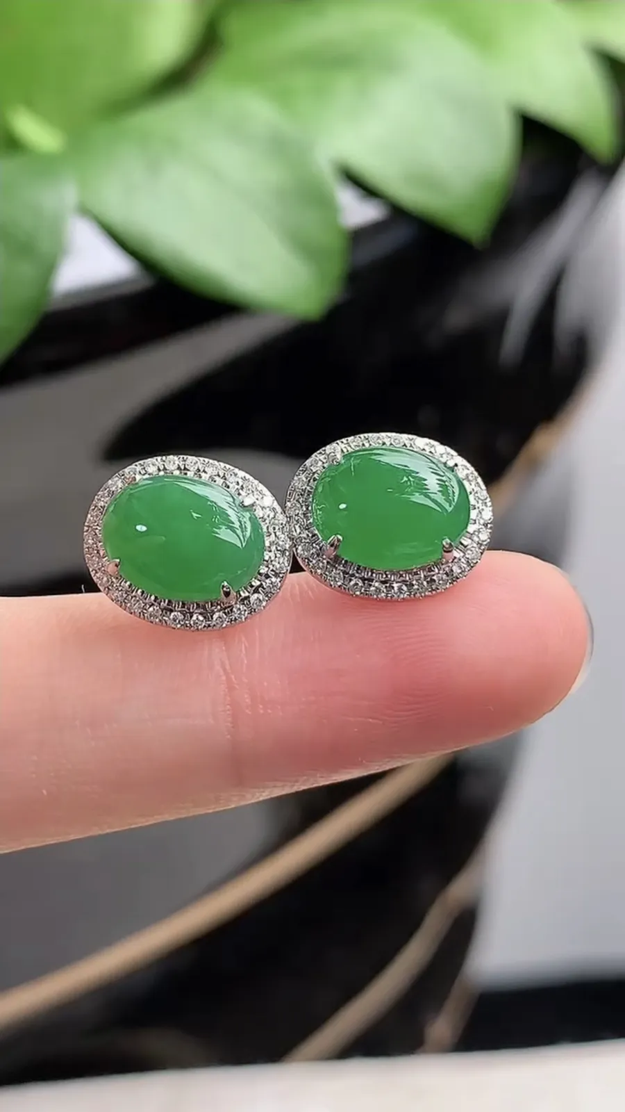 a货翡翠老坑种18K金伴钻镶嵌满绿蛋面耳钉 尺寸9.3×6.8mm 重量2.65g 1206