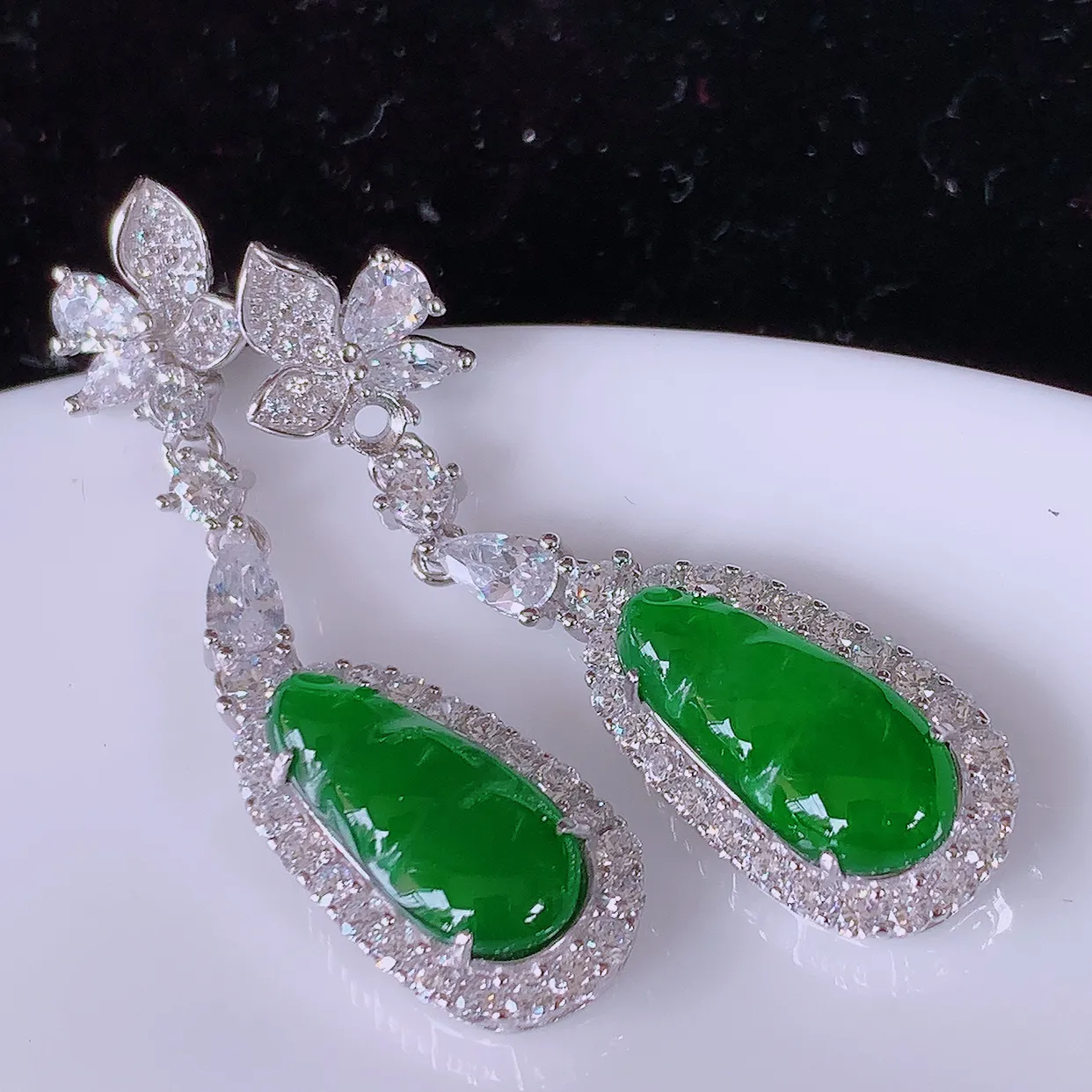 冰透满绿翡翠925银镶嵌福豆耳坠，自然光实拍，翠色灵动，颜色漂亮，种老水足，品相佳，佩戴佳品！#97.11整体38.5*10-5.6裸石15-6.5