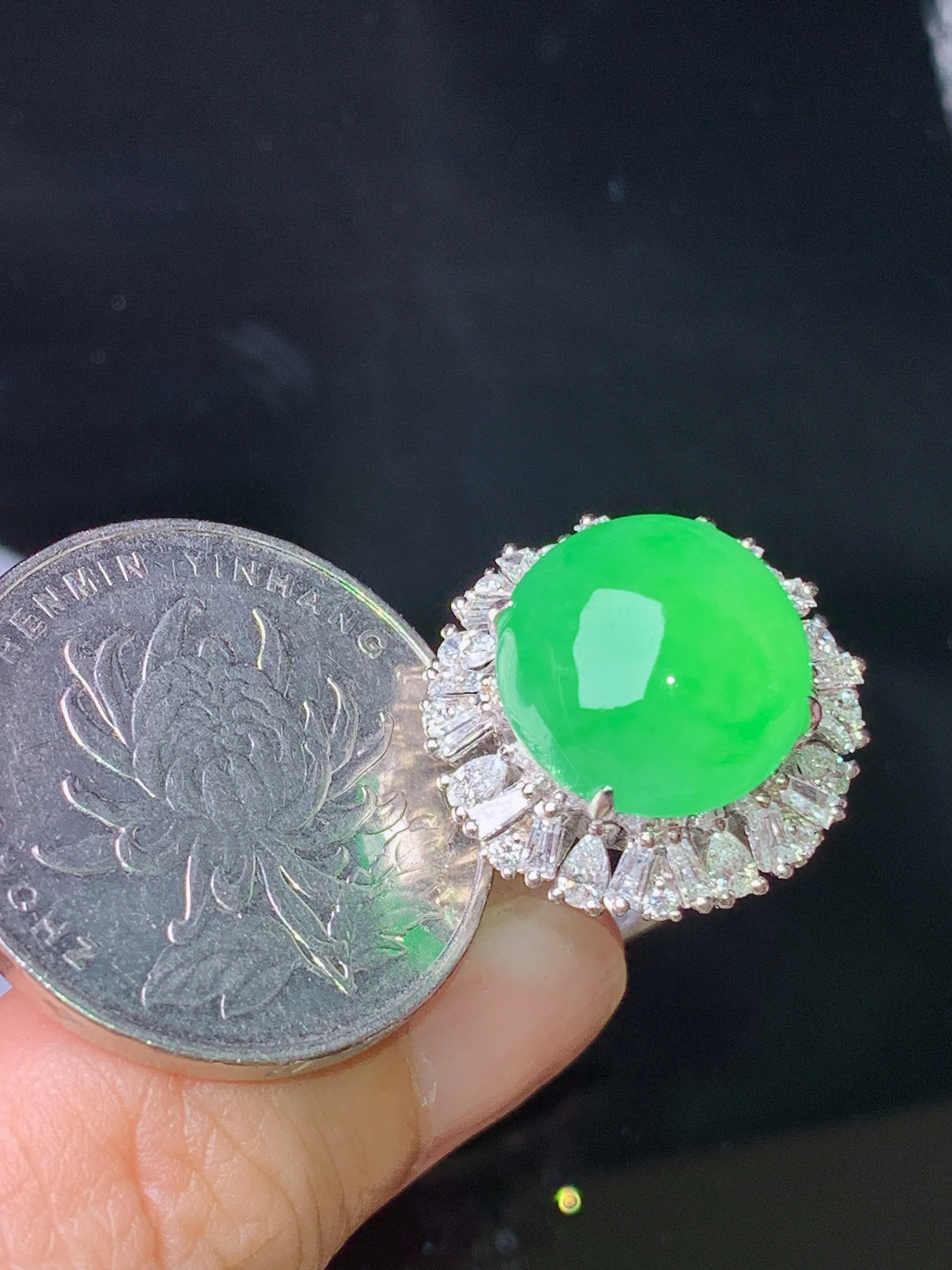 18k金钻镶嵌满绿蛋面戒指 玉质细腻 水润亮眼 色泽艳丽 圈口13.5 整体尺寸18.8*14.8