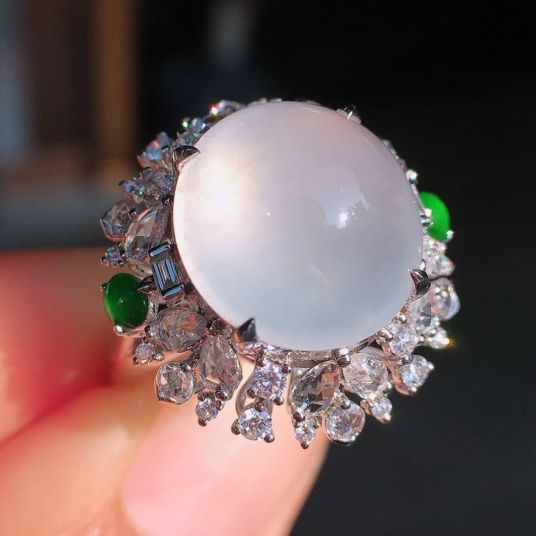 冰种蛋面戒指，玉质细腻，荧光感超
强，饱满圆润，尽显优雅气质，18k
金豪华镶嵌