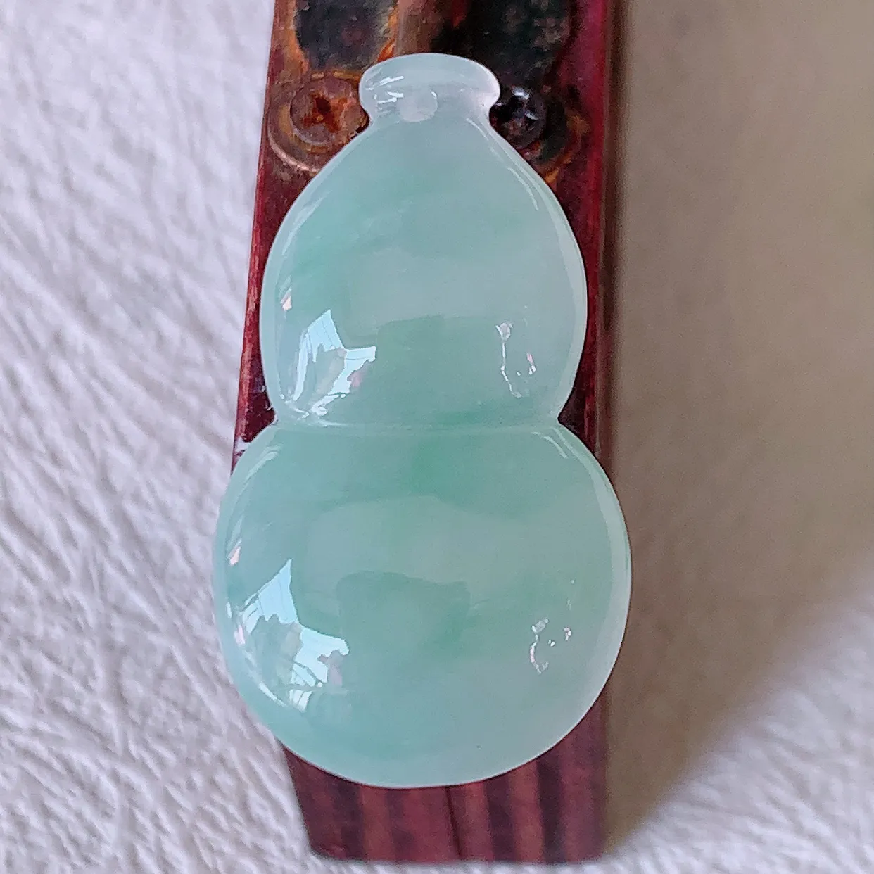 自然光实拍，冰种翡翠葫芦吊坠，葫芦寓意福禄双全，财源滚滚，饱满，清新脱俗，佩戴效果优雅迷人！#57.7