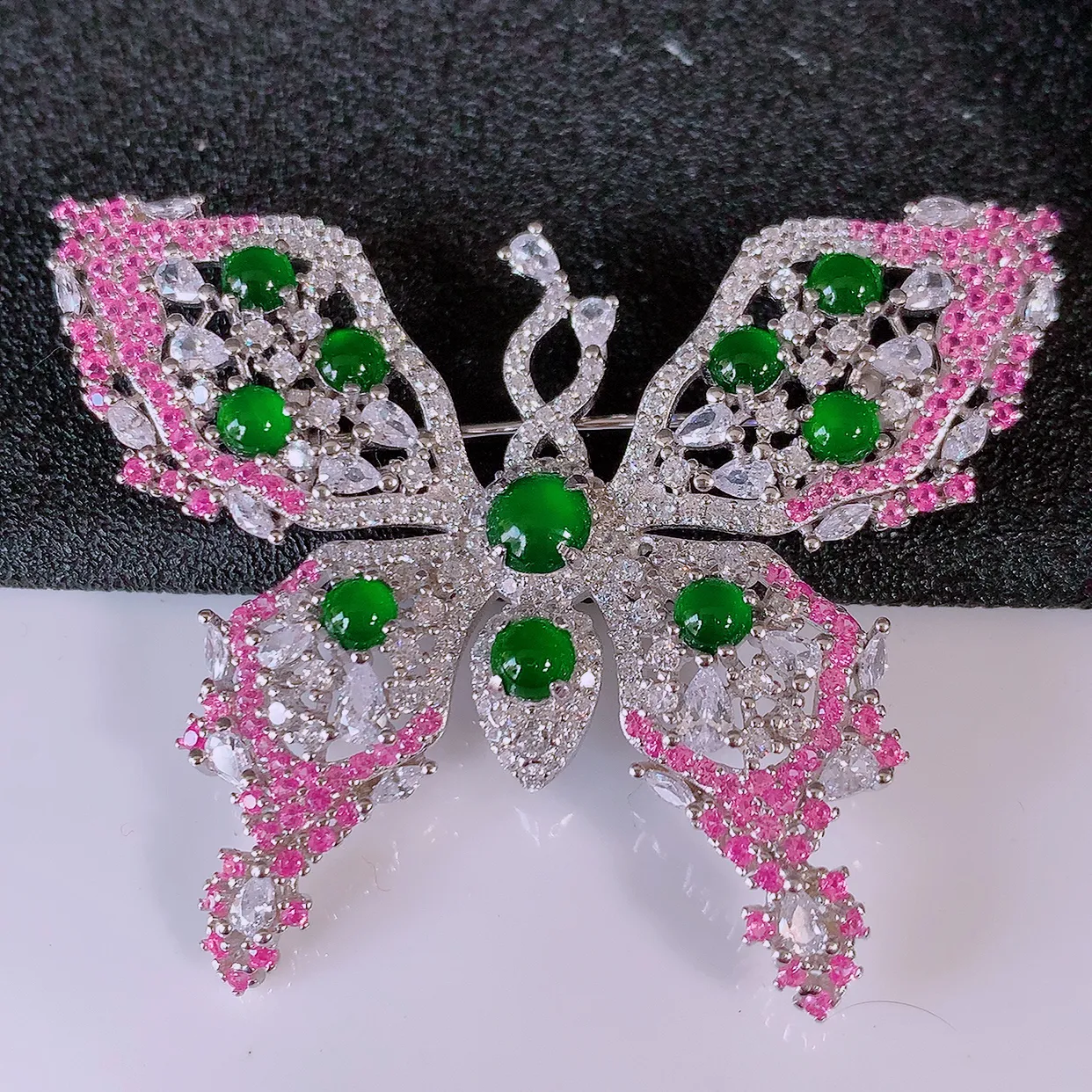 冰透满绿翡翠925银镶嵌蝴蝶胸针，自然光实拍，翠色灵动，颜色漂亮，种老水足，品相佳，佩戴佳品！#97