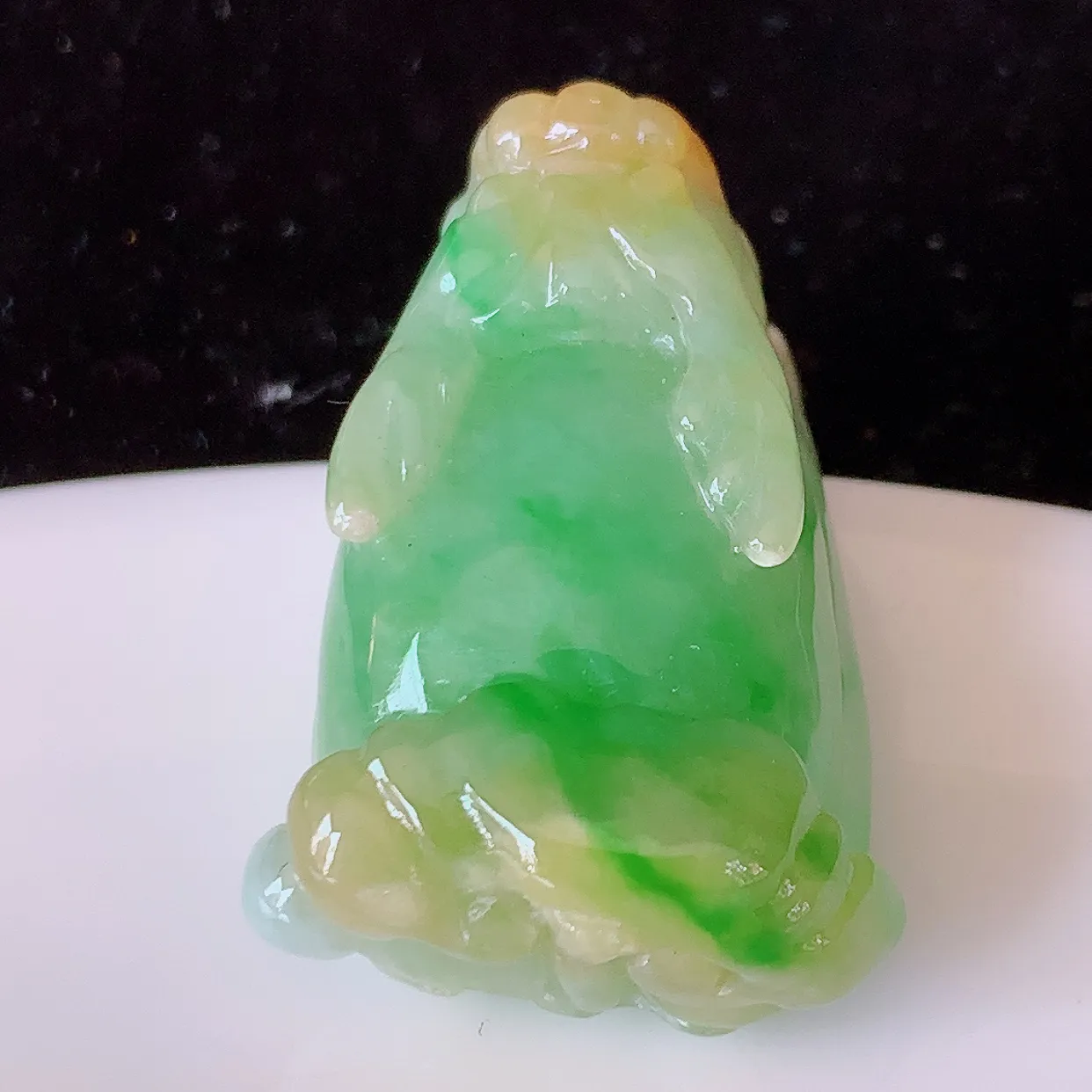 自然光实拍，冰润黄加绿翡翠招财貔貅吊坠，民间有“一摸貔貅运程旺盛，再摸貔貅财运滚滚，三摸貔貅平步青云 ”的美好祝愿。#02.7