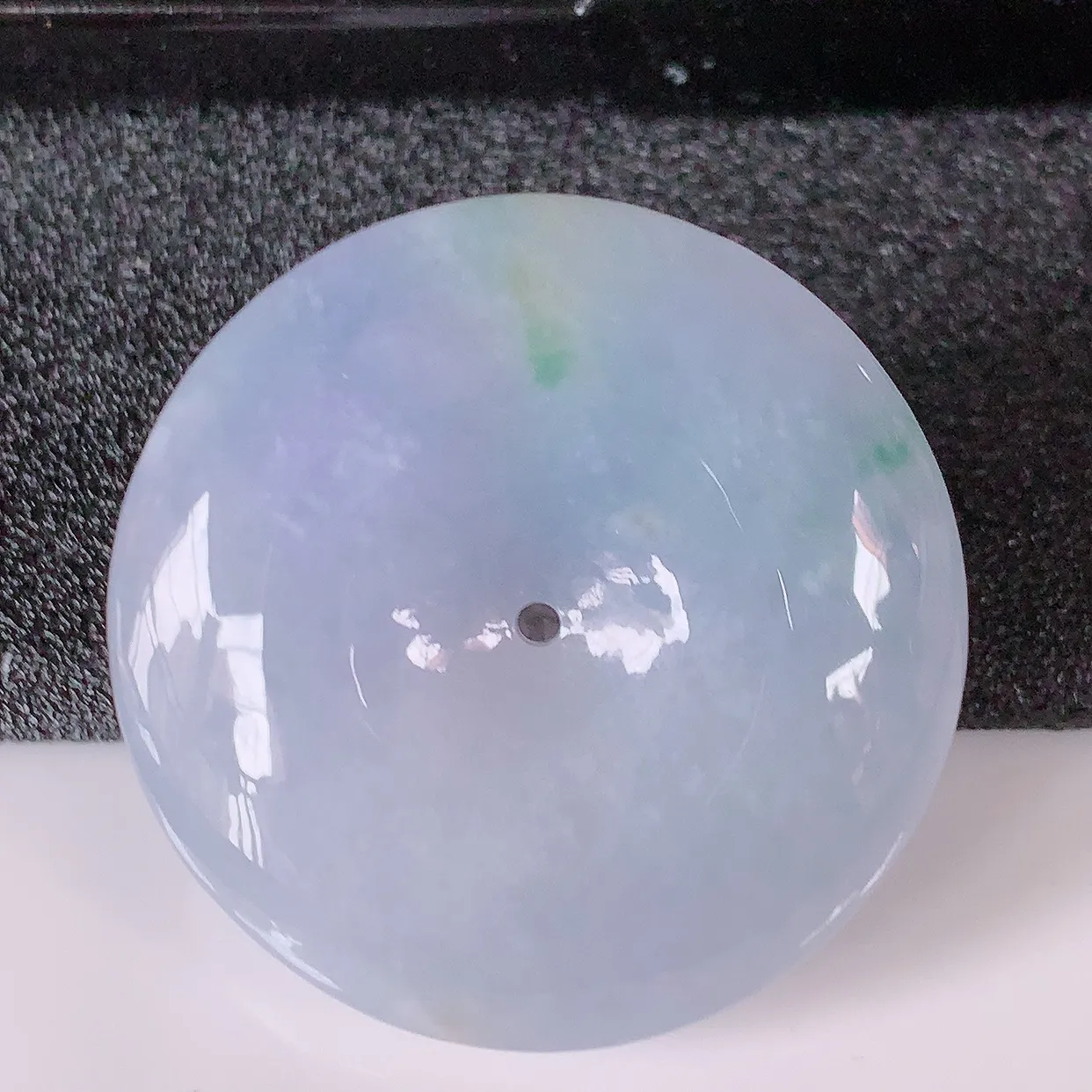 自然光实拍，水润紫罗兰翡翠平安扣吊坠，三彩，品相佳，美感十足，寓意平平安安，平安扣佩戴精美时尚！#1.11