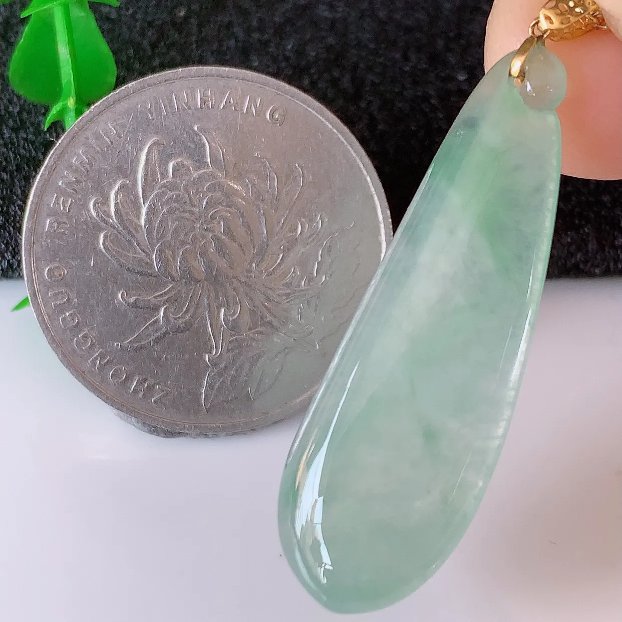 18K金镶嵌冰种满绿翡翠招财福瓜吊坠，精美饱满福瓜，种水足，形态圆润饱满，福相十足 ！#41.11