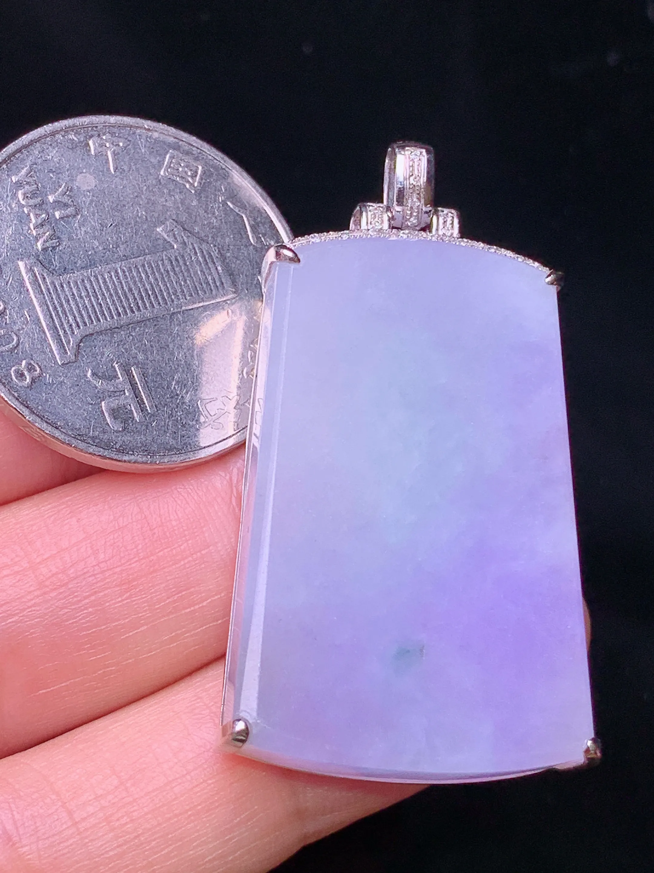 18k金钻镶嵌紫罗兰无事牌吊坠 玉质细腻 水润亮眼 色泽艳丽 整体尺寸42.8*22*7.5