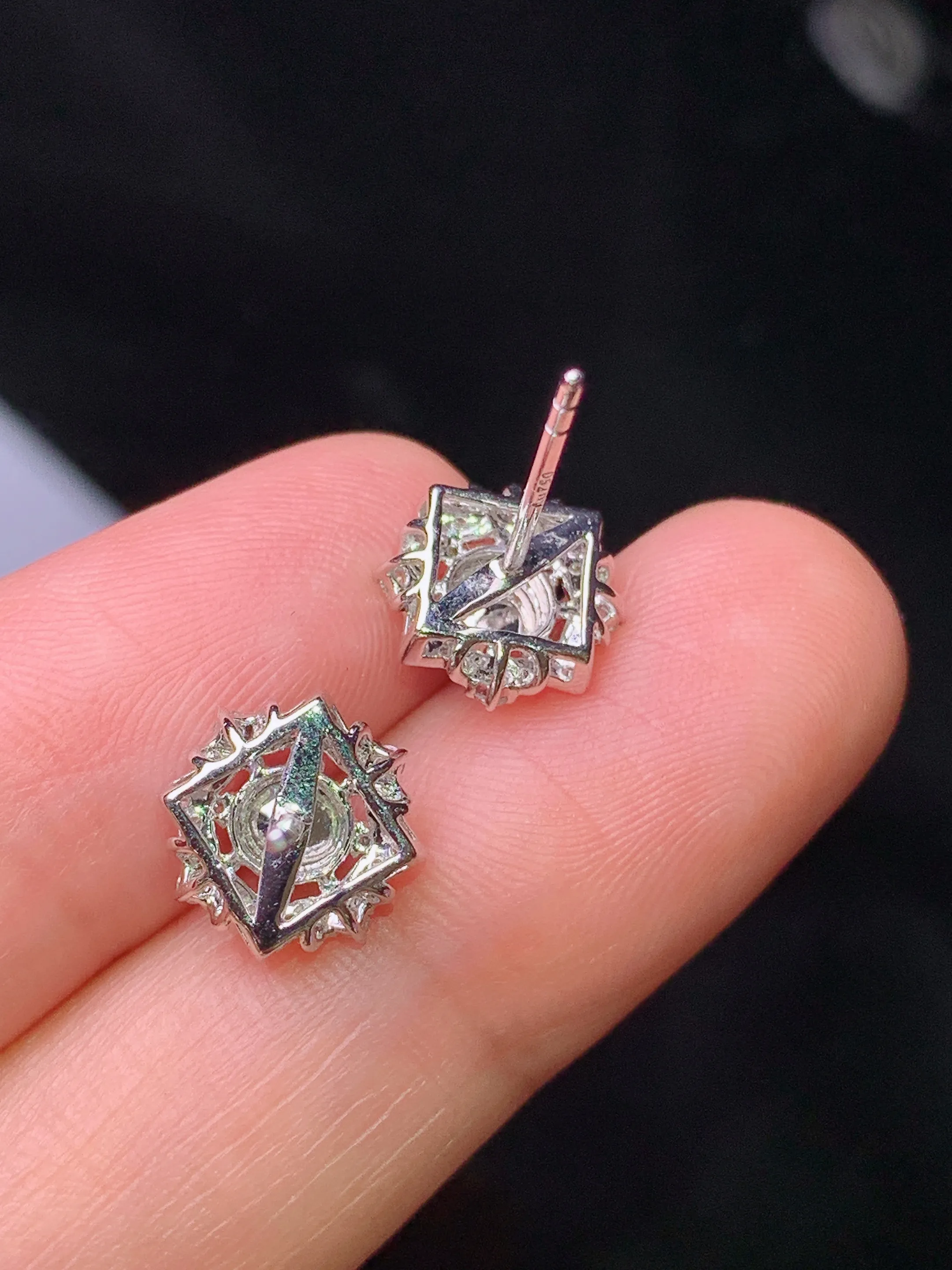 18k金钻镶嵌满绿蛋面耳钉 玉质细腻 水润亮眼 色泽艳丽 整体尺寸9.8*5.6