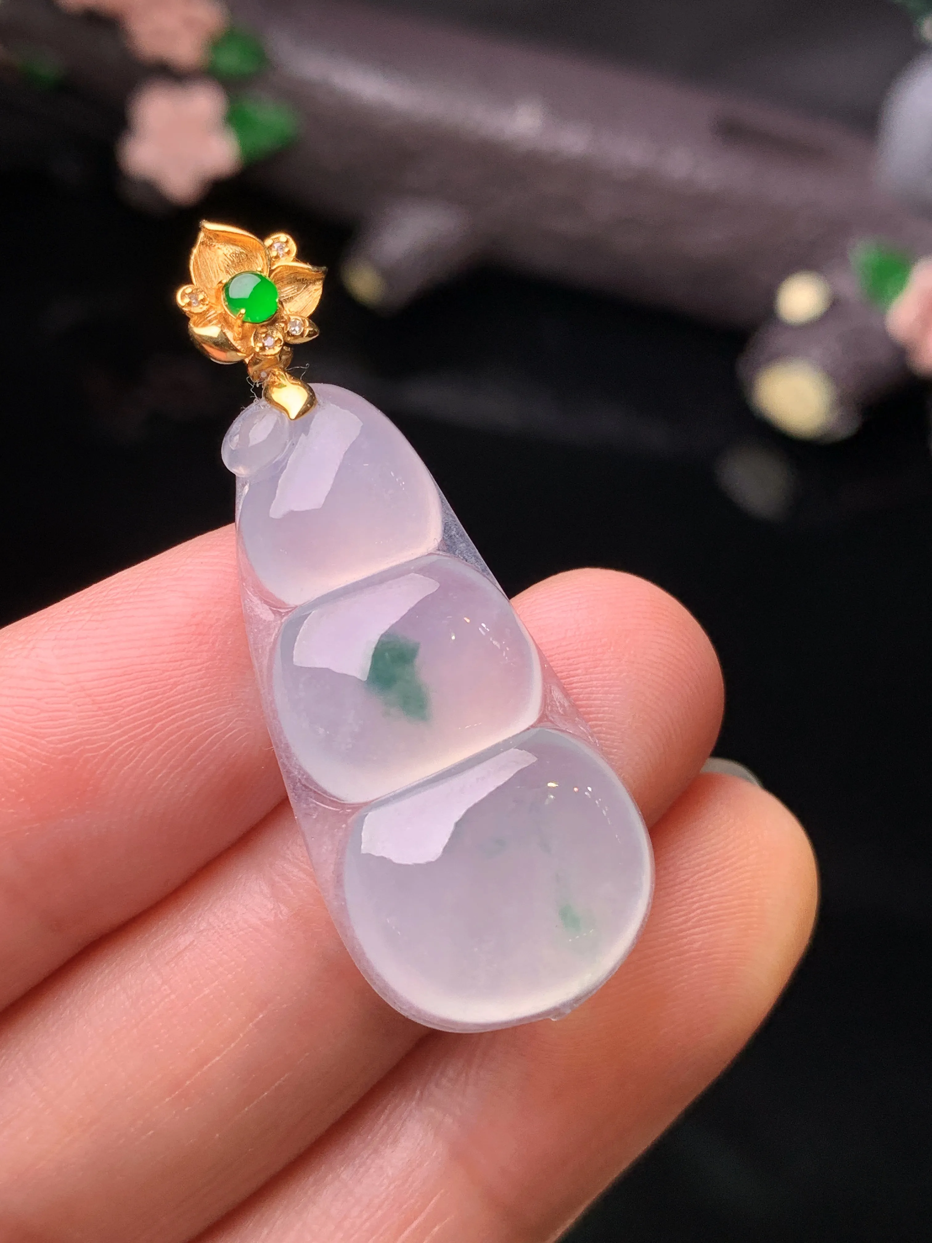 18k金镶嵌冰种四季豆吊坠 玉质细腻 水润亮眼 色泽艳丽 整体尺寸40.5*14.8*4.8