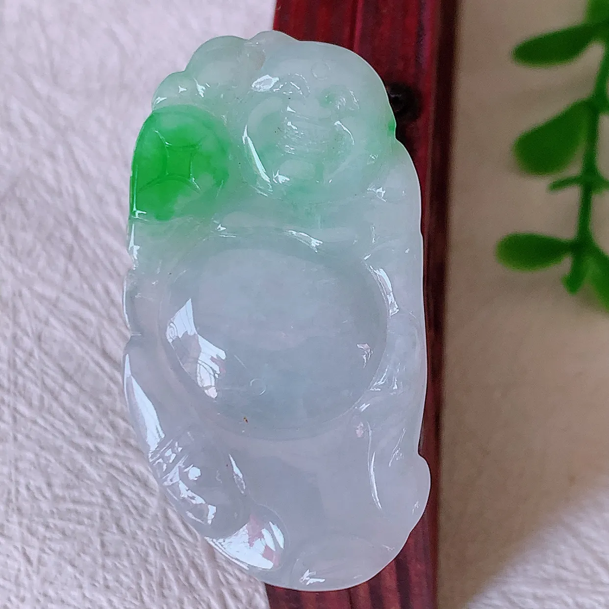 自然光实拍，冰胶飘绿翡翠逍遥布袋佛吊坠，代代有钱，水足丰盈，盈满欢喜，配戴送礼佳品！#02.7