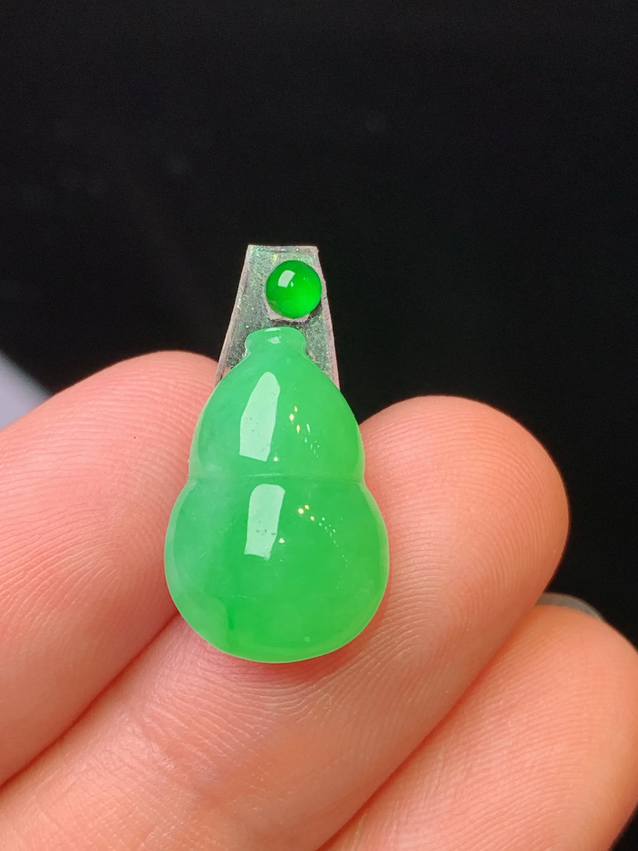 镶嵌款 翠绿葫芦吊坠 玉质细腻 水润亮眼 色泽艳丽 整体尺寸16*10.8*5