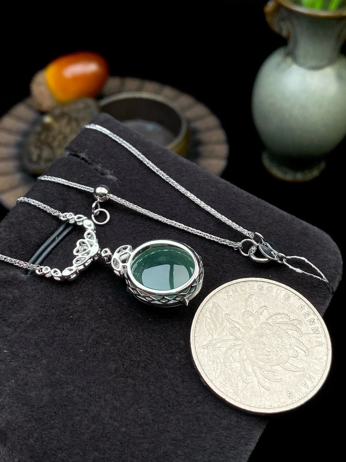 【冰种湖水绿蛋面吊坠】迷人湖水绿，形状非常饱满，冰润通透，种老起光，胶感强烈。质地细腻度均匀度很高，18K金钻精美镶嵌，裸石尺寸14.7*12.8*5.1毫米