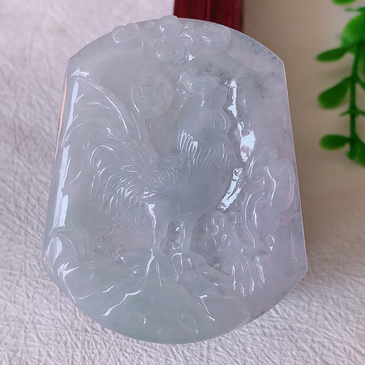 自然光实拍，冰胶翡翠生肖鸡牌吊坠，种老水足，雕工精湛 ，寓意美好，佩戴时尚出众！#57.7