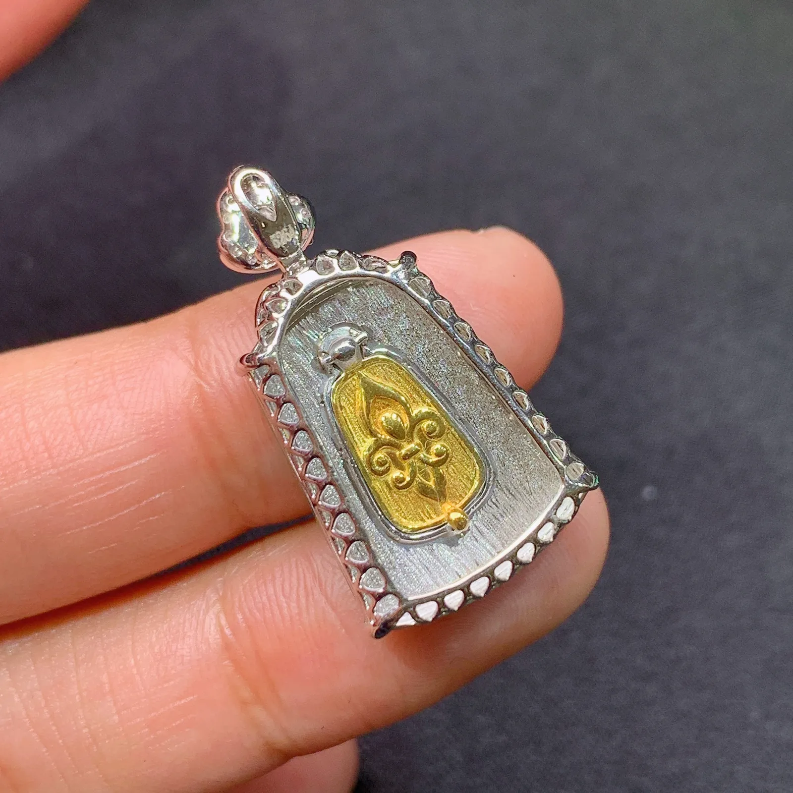 阳绿无事牌吊坠，18k金镶嵌，冰润色阳，种老水足 Fj尺寸27.9*16*6