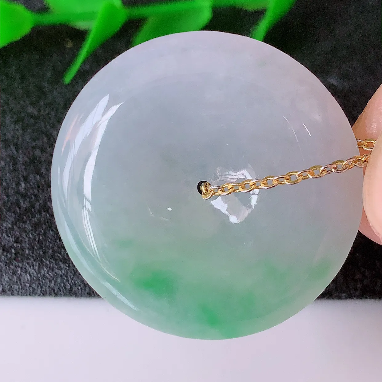 自然光实拍，冰飘绿翡翠平安扣吊坠，品相佳，美感十足，寓意平平安安，平安扣佩戴精美时尚！#57.11