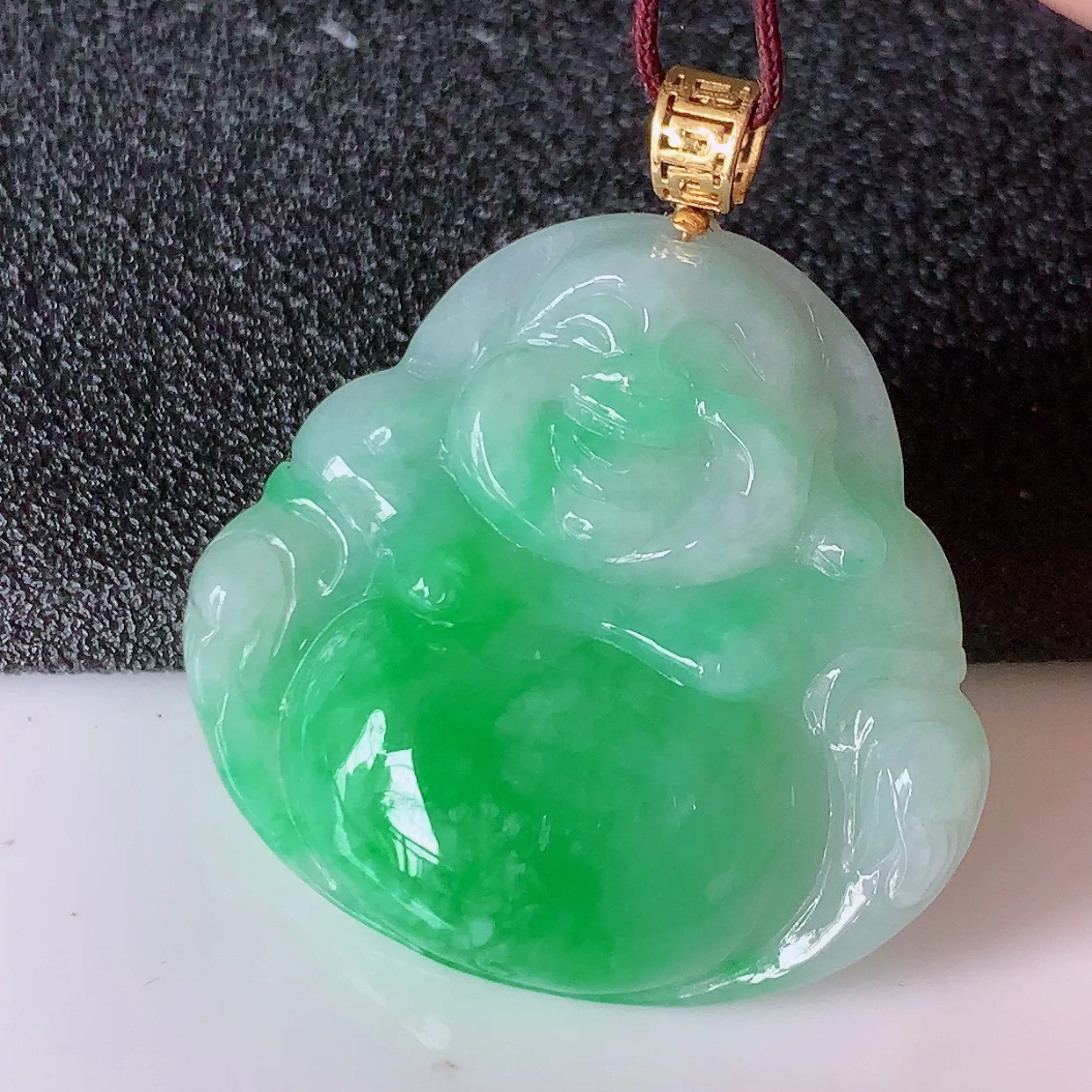 自然光实拍，18K金镶嵌冰润飘绿翡翠佛公吊坠，玉笑佛，饱满，开脸喜庆，配戴优雅迷人！#1.11整体34.2裸石30.2*29*6