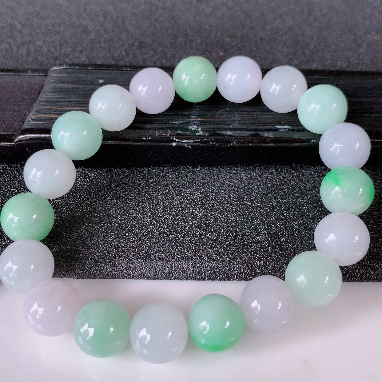 自然光实拍，冰润飘绿翡翠手链，多彩翡翠手串，颜色丰富，料子细腻，高档大气，自戴送礼佳品！#46.11取一尺寸10.2mm