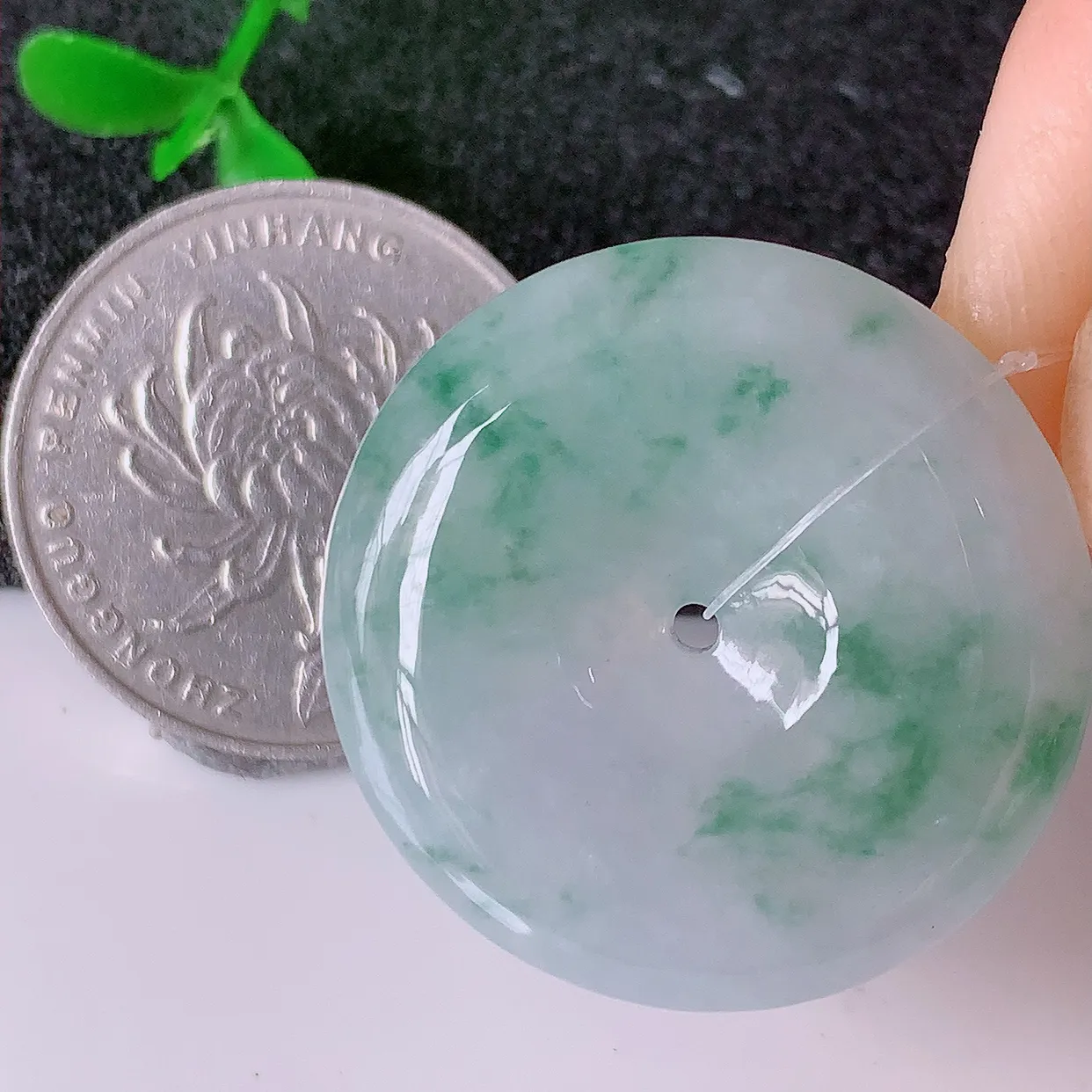 自然光实拍，冰胶飘花翡翠平安扣吊坠，翠色灵动，种老水足，寓意好，品相佳，佩戴佳品！#49.11