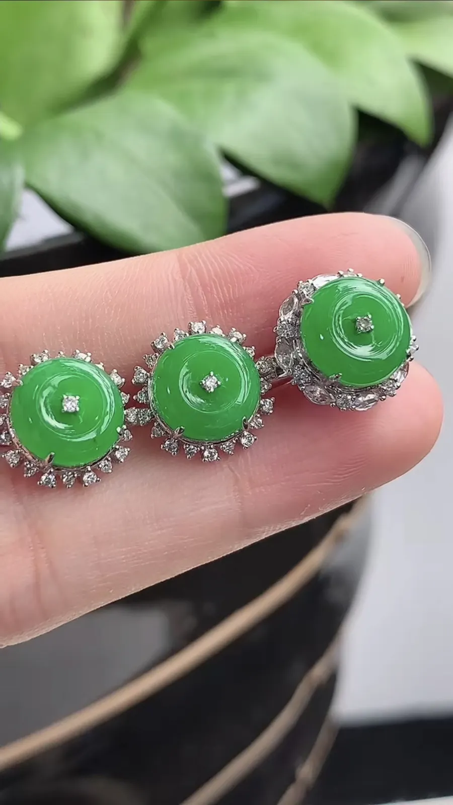 a货翡翠老坑种18K金伴钻镶嵌阳绿平安扣戒指耳钉两件套 圈口18裸石尺寸9.6耳钉9mm 重量7.18g 1206