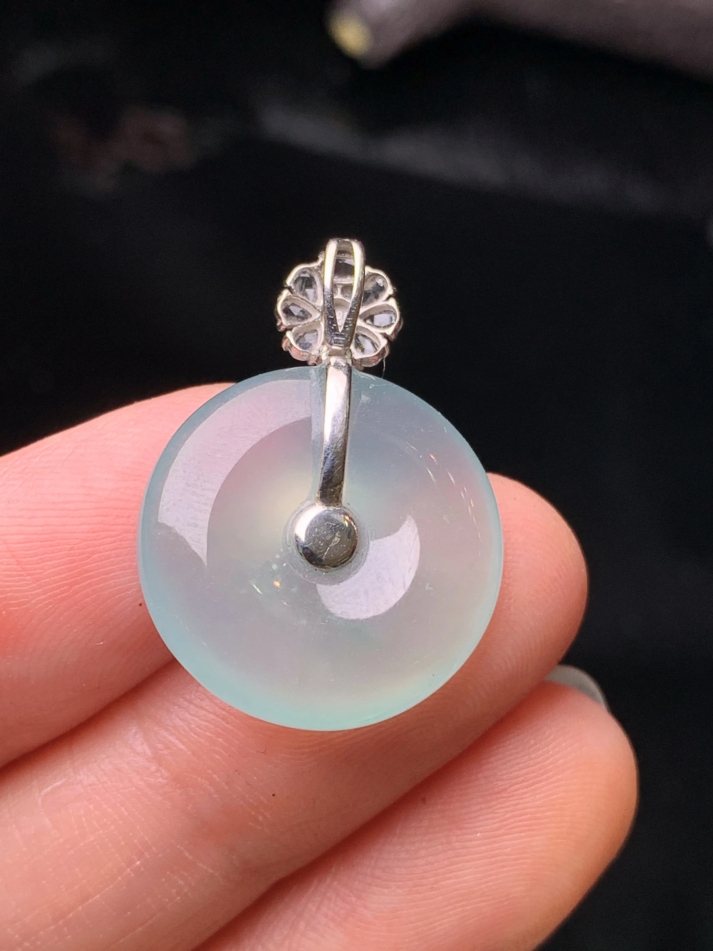 18k金钻镶嵌冰种葫芦吊坠 玉质细腻 水润亮眼 色泽艳丽 整体尺寸25.7*18.6*4.8