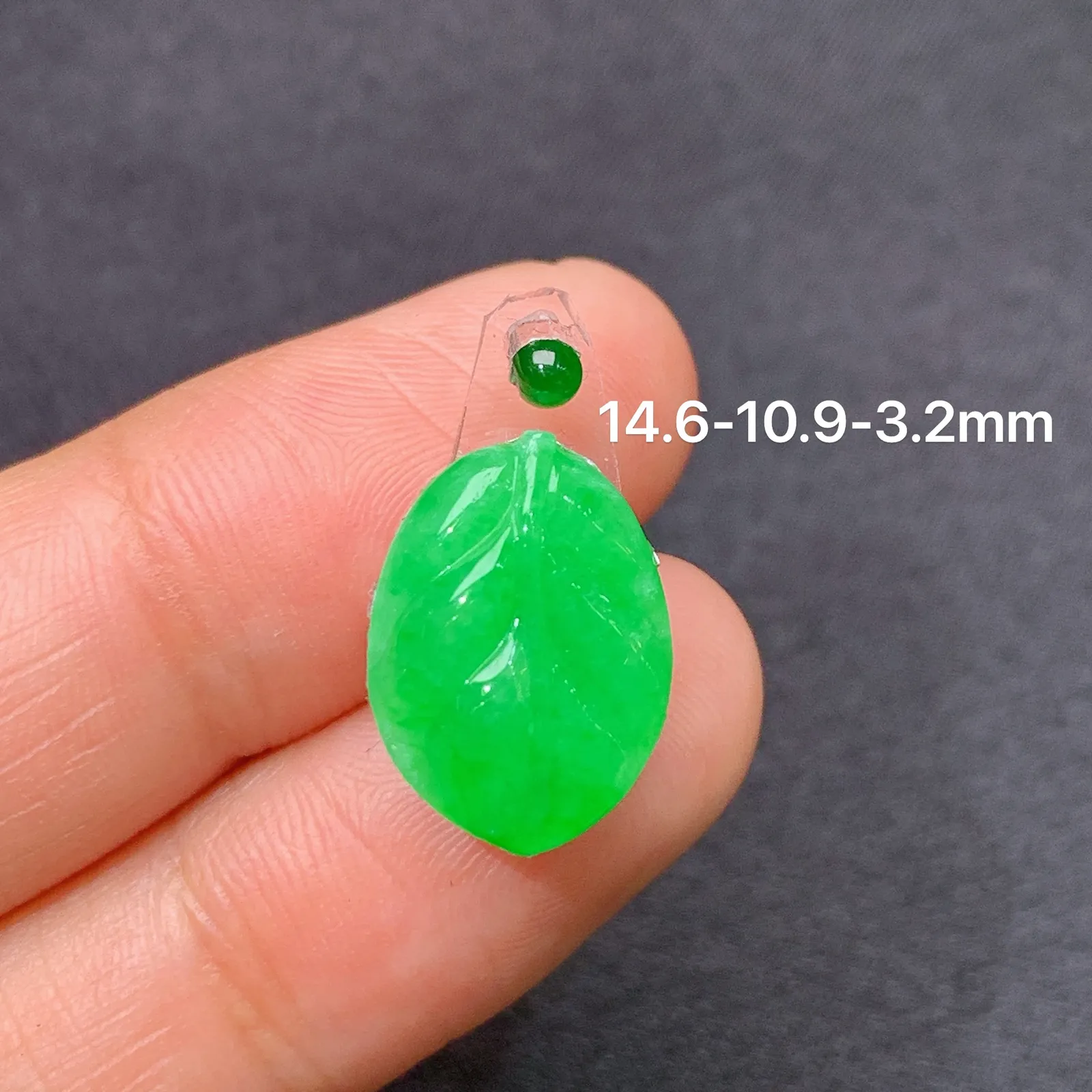 阳绿树叶，镶嵌佳品，冰润色阳，种水足 Dm 尺寸14.6*10.9*3.2