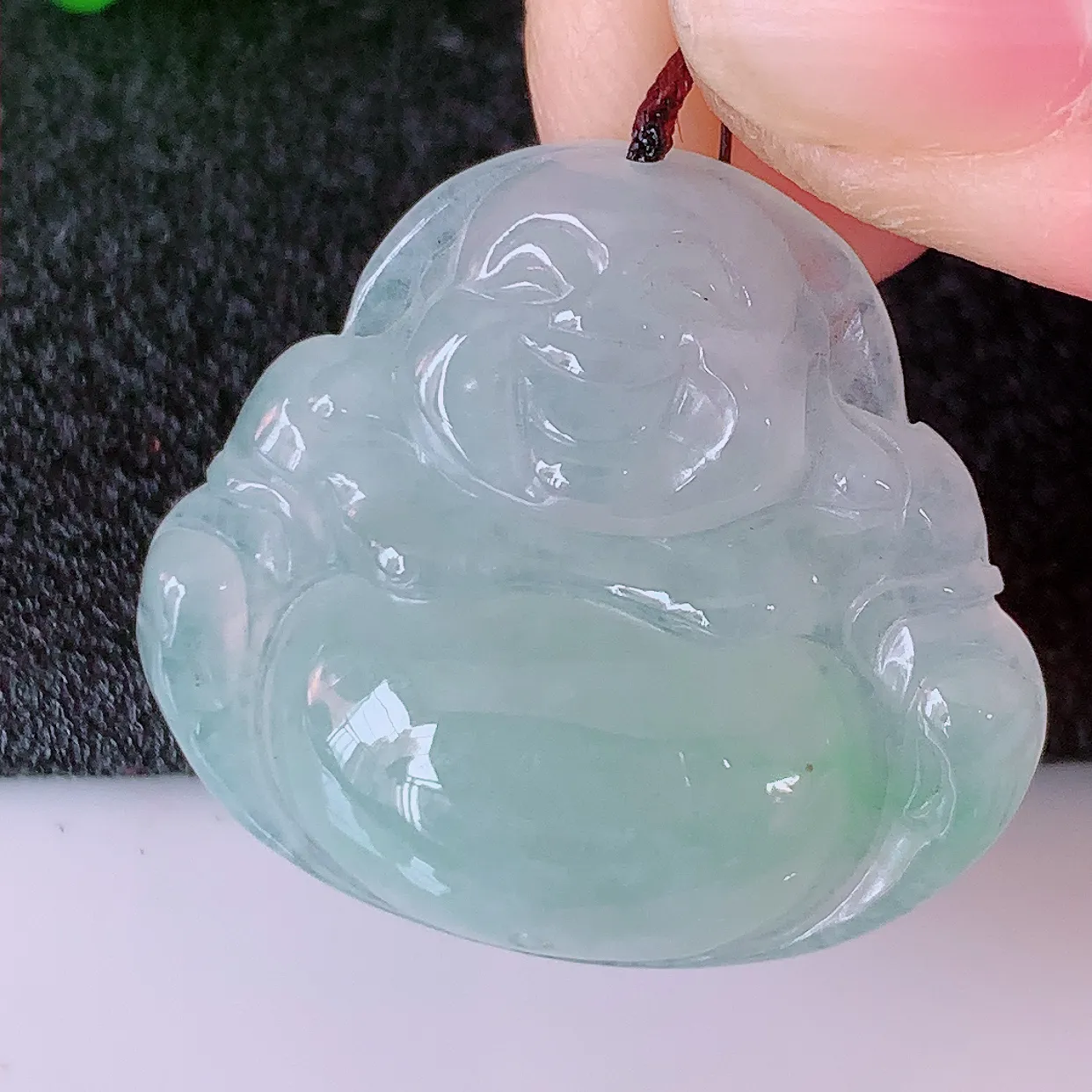 自然光实拍，冰种飘绿翡翠佛公吊坠，开心笑佛，种老水足，颜色漂亮，立体饱满圆润，佩戴效果赞#57.11