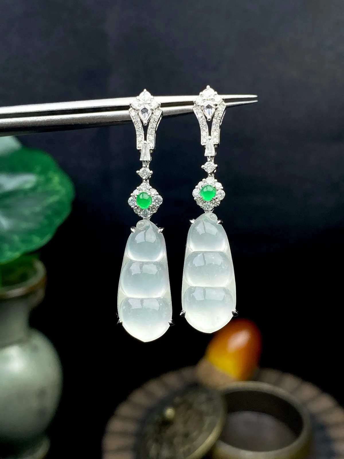 【冰种福豆耳坠】多子多福，豆子品质上佳，饱满度不错，冰润通透，起强胶感，光泽强烈。18K金钻精美镶嵌，裸石尺寸17.5*7.8*4毫米