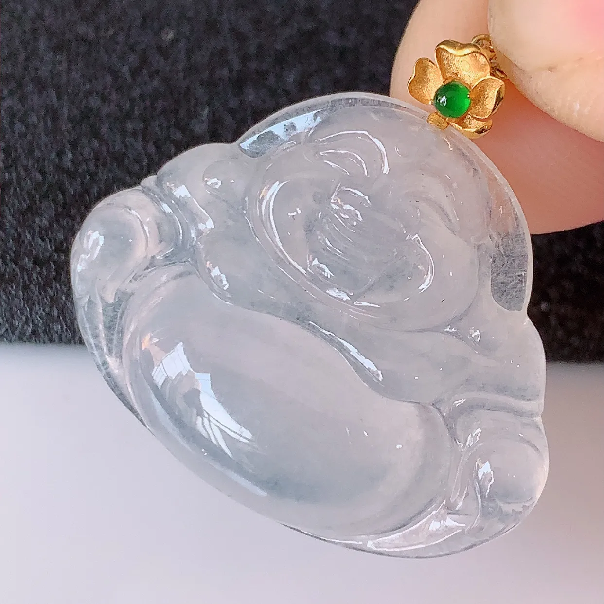 自然光实拍，18K金镶嵌冰种翡翠佛公吊坠，冰透饱满， 佛公亦保平安，寓意有福（佛公）相伴，品相佳，配戴优雅迷人！#41.11整体27.5裸石28.5*23*5.5