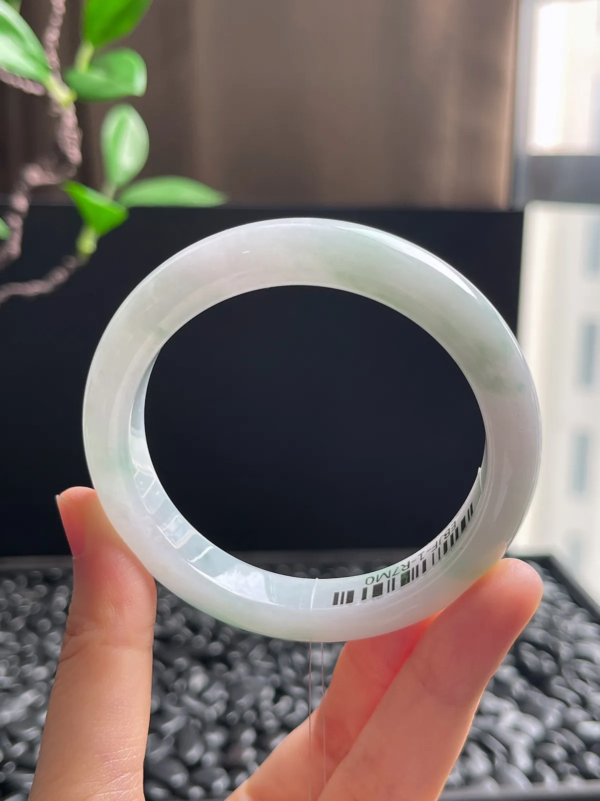 正圈56圈口，翡翠冰糯种飘绿手镯