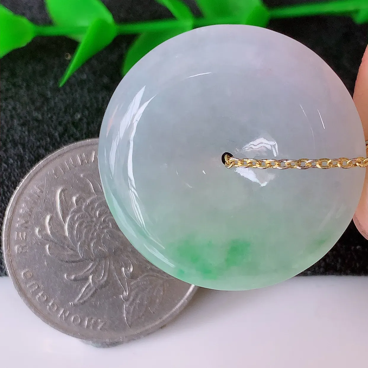 自然光实拍，冰飘绿翡翠平安扣吊坠，品相佳，美感十足，寓意平平安安，平安扣佩戴精美时尚！#57.11