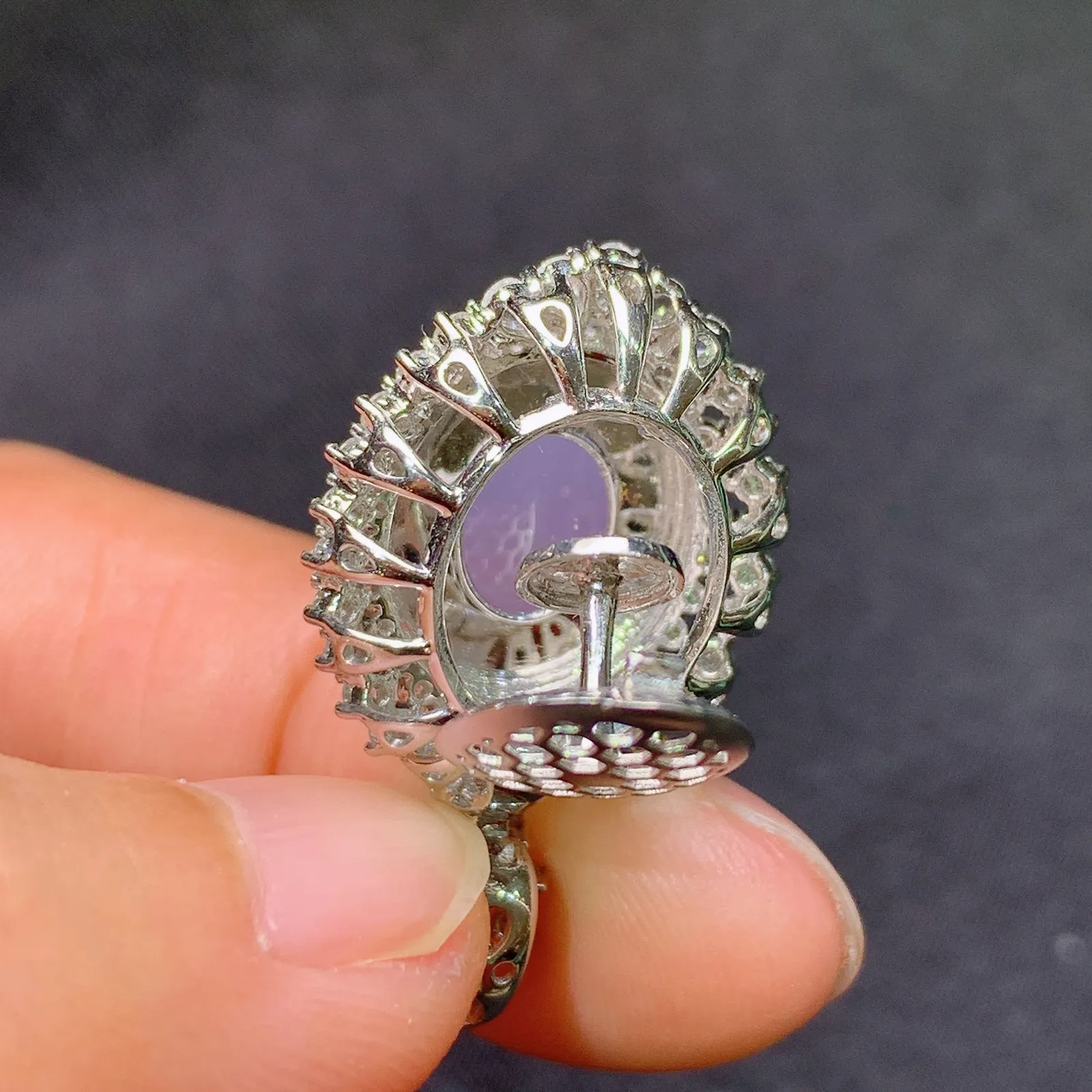 冰种紫罗兰蛋面吊坠，18k金镶嵌，温润细腻，颜色鲜艳，C1  整体28.3*17.3*12.5