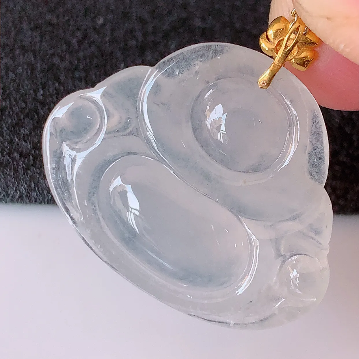 自然光实拍，18K金镶嵌冰种翡翠佛公吊坠，冰透饱满， 佛公亦保平安，寓意有福（佛公）相伴，品相佳，配戴优雅迷人！#41.11整体27.5裸石28.5*23*5.5