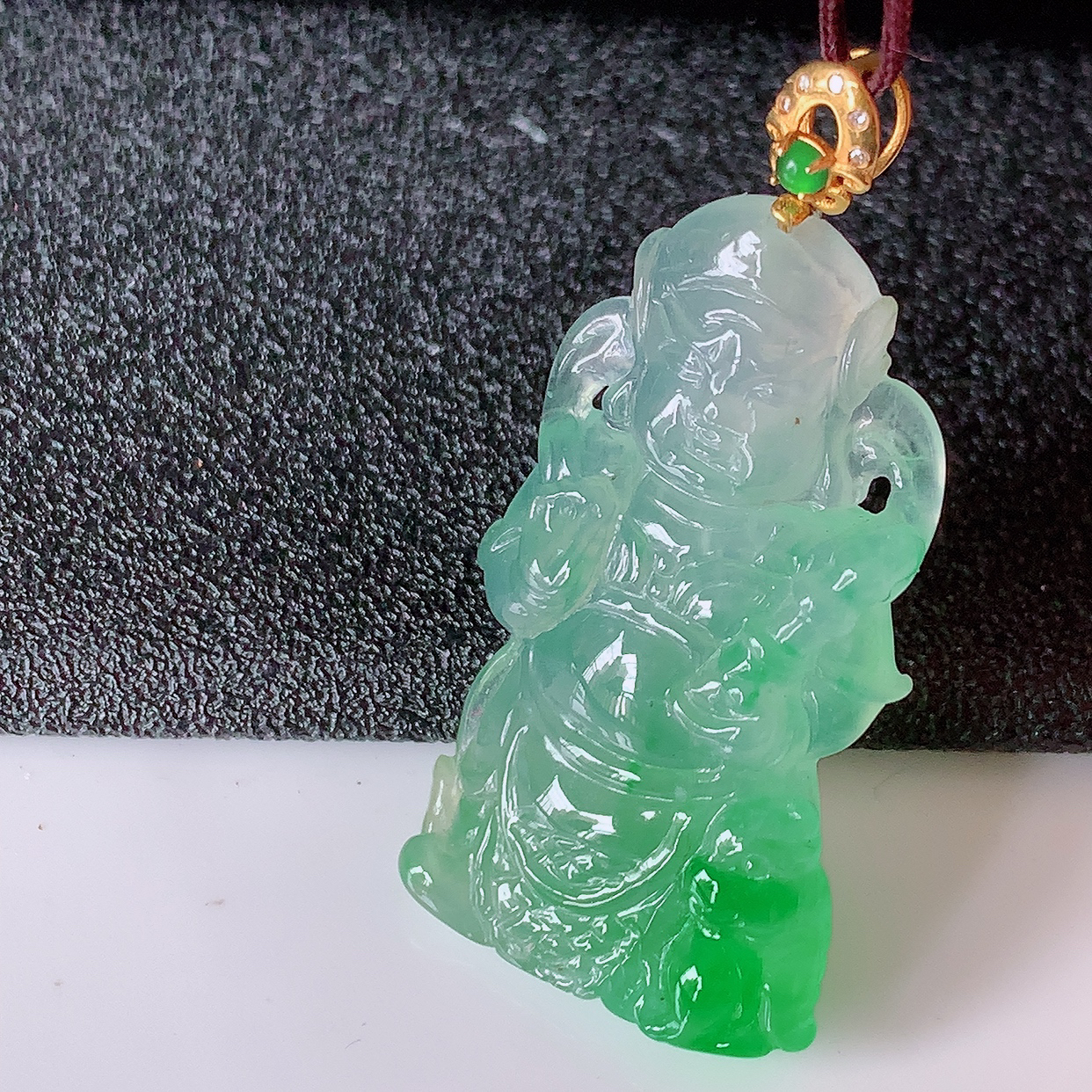 自然光实拍，18K金镶嵌冰种飘绿翡翠不动明王吊坠，不动明王具有在遇到任何困难的时候，均能扫除障难，并不为动摇之意。不动明王显现愤怒像，使侵扰众生之邪魔畏惧而远离，使众生于修行路上不致动摇善念菩提心。生肖属鸡的守护神  佩戴效果优雅迷人！#1.11整体38裸石32*18.5*5.8