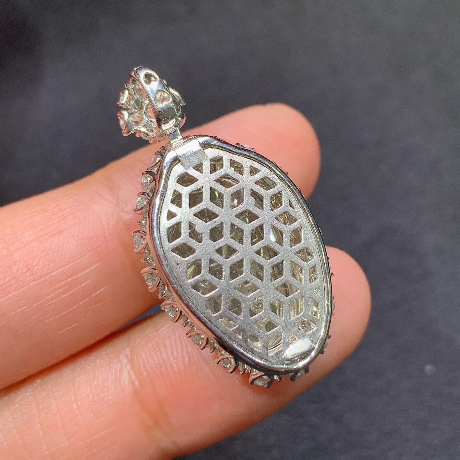 阳绿福瓜吊坠，18k金镶嵌，色泽鲜阳，冰润细腻，种水足，M1 尺寸30.8*16.5*9.7