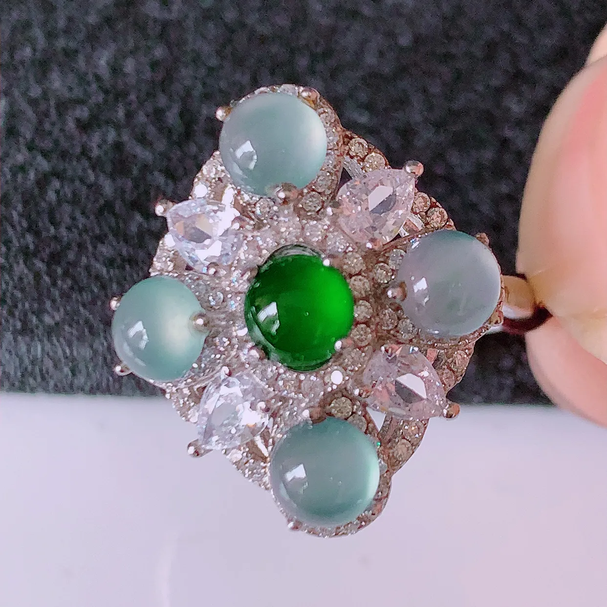 冰透满绿翡翠925银镶嵌戒指，自然光实拍，翠色灵动，颜色漂亮，种老水足，品相佳，佩戴佳品！#97.1