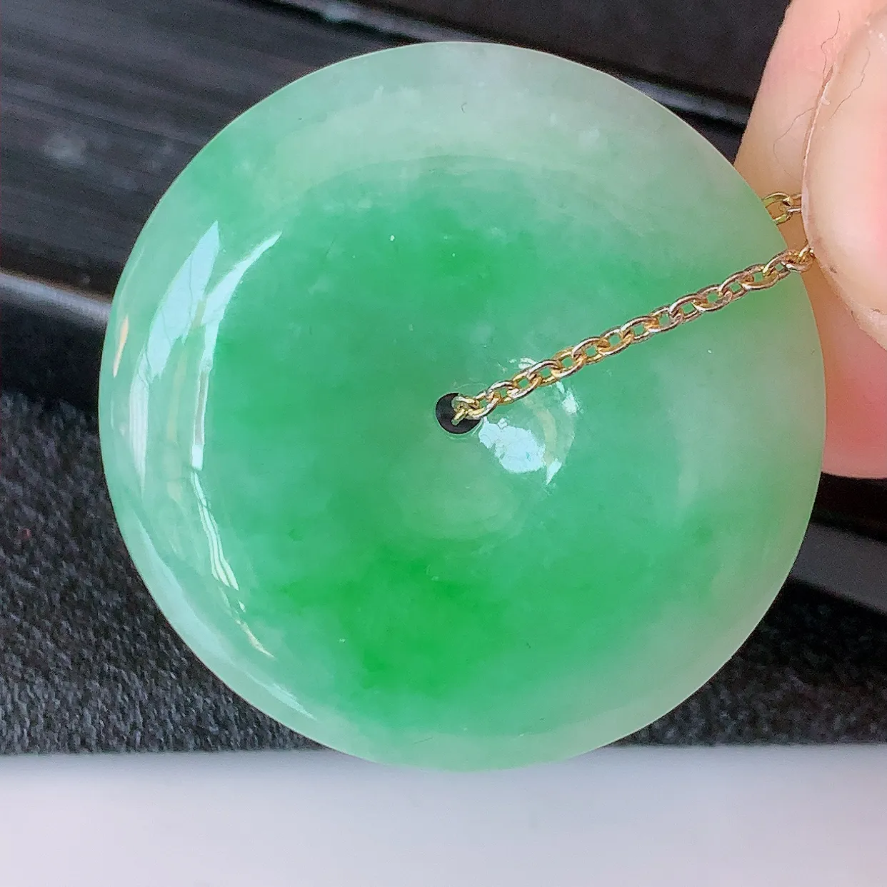 自然光实拍，冰润飘绿翡翠平安扣吊坠，翡翠平安扣，平安是福。很美的料子，平安扣佩戴优雅迷人！#57.7