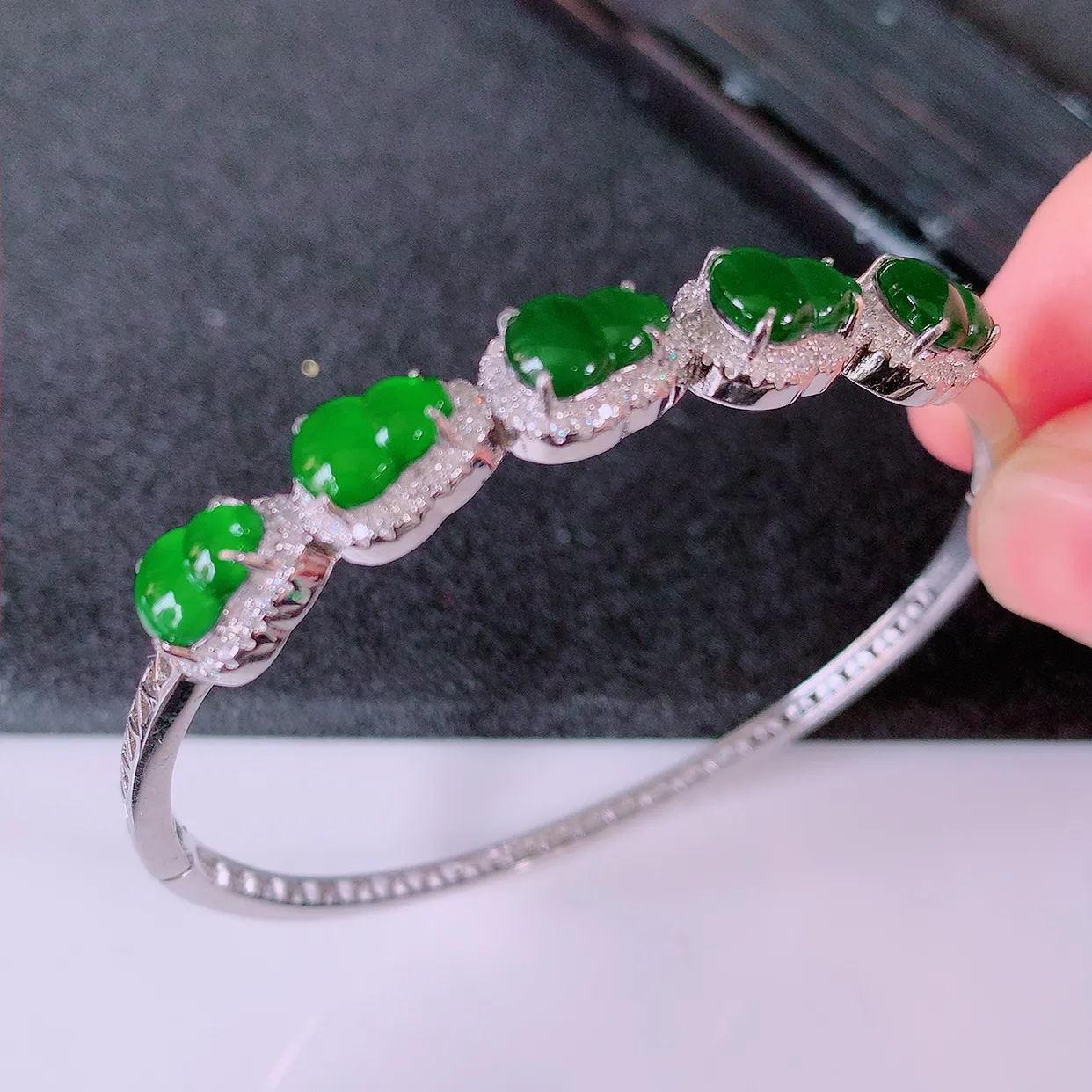 冰透满绿翡翠925银镶嵌手镯，自然光实拍，翠色灵动，颜色漂亮，种老水足，品相佳，佩戴佳品！#97.11整体56.5*51*8.2-5.8裸石8*6