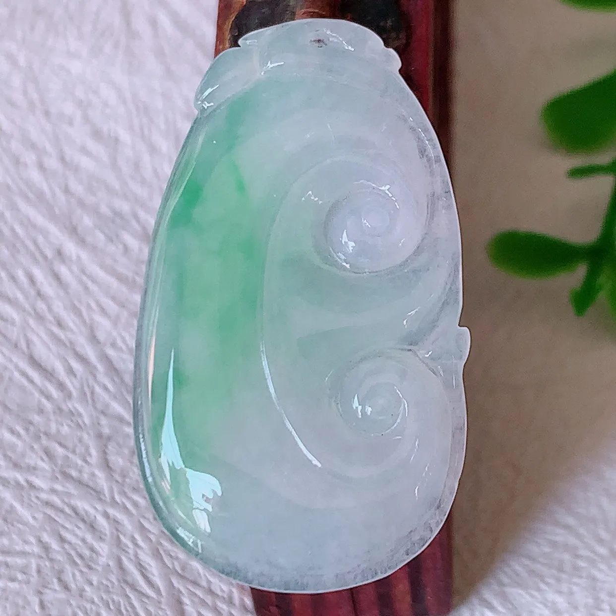 自然光实拍，冰种飘绿翡翠如意吊坠，冰透，翠色灵动，饱满，万事如意，如意一生，配戴精美！#57.7