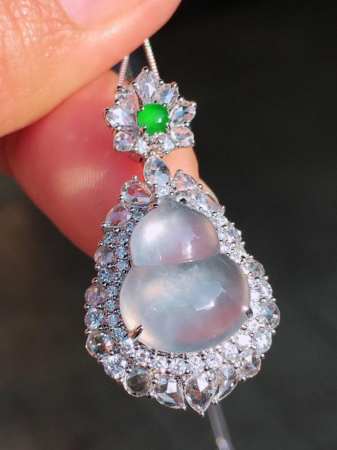 玻璃种葫芦吊坠，玉质细腻，荧光感超
强，饱满圆润，尽显优雅气质，18k
金豪华镶嵌