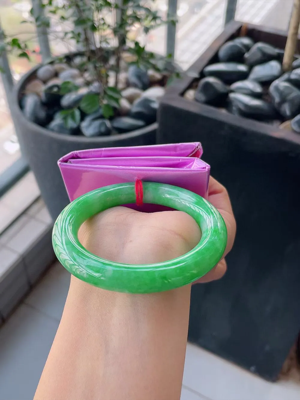 【翡翠名称】老种冰阳绿56圈口圆条翡翠手镯
【翡翠尺寸】56-10.5-10.5mm mm适合56-58正圈口佩戴
【翡翠描述】缅甸天然翡翠A货，种老水足，玉质细腻，色泽靓丽，性价比高，佩戴效果好！