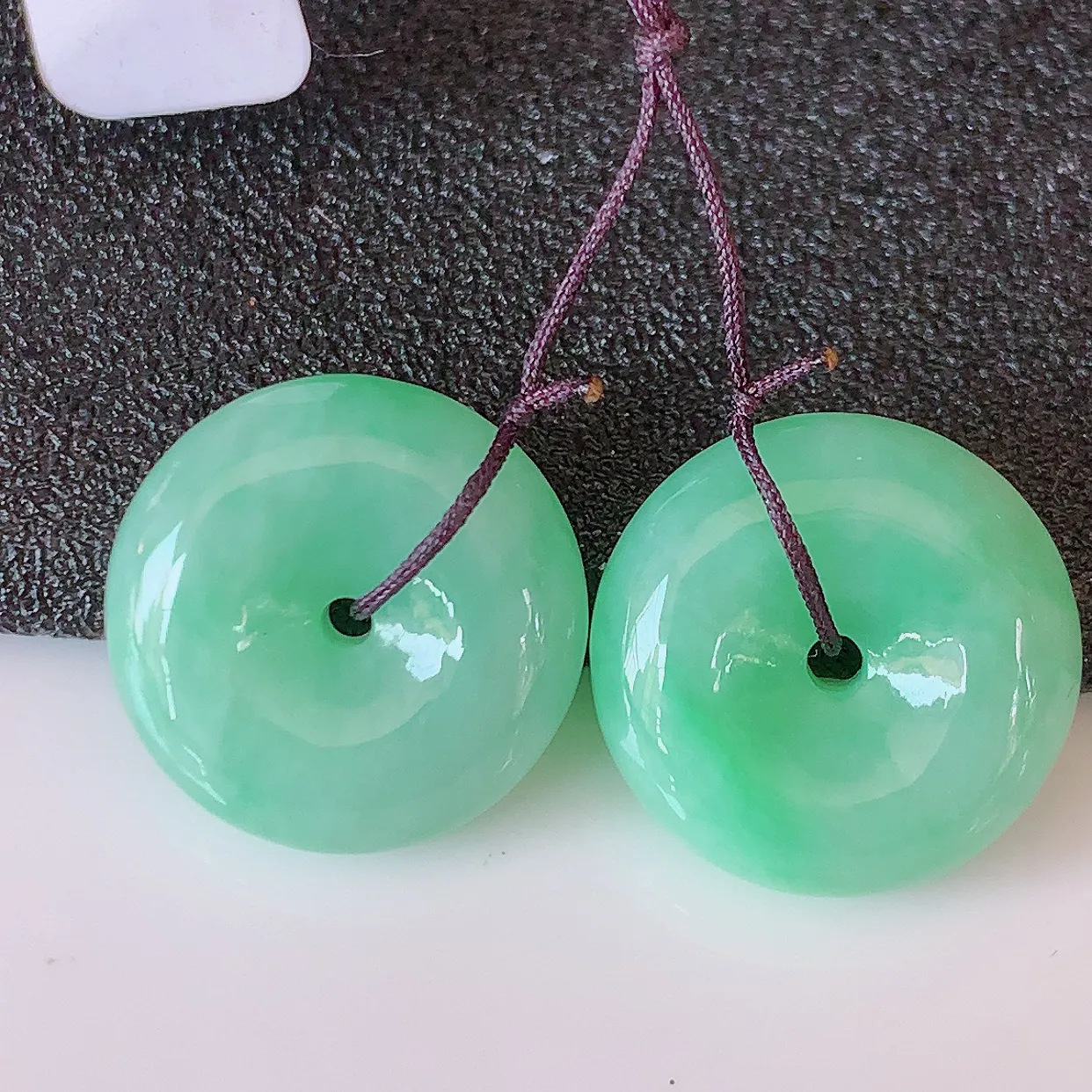 自然光实拍，满绿翡翠一对平安扣耳坠，翠色灵动，玉质细腻，颜色漂亮，品相佳，佩戴佳品！配图银线 #49.7