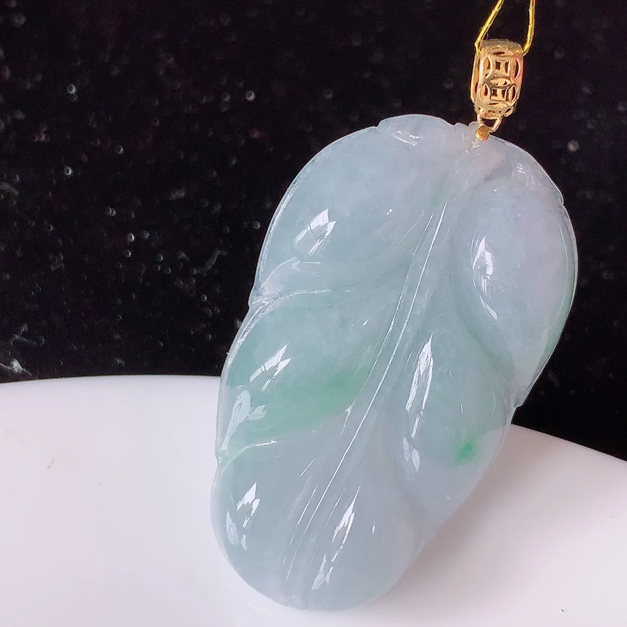 18K金镶嵌春带彩翡翠叶子吊坠 ，种水足，色泽清新，工艺精湛，叶子寓意美好；金枝玉叶，事业有成。#35.11