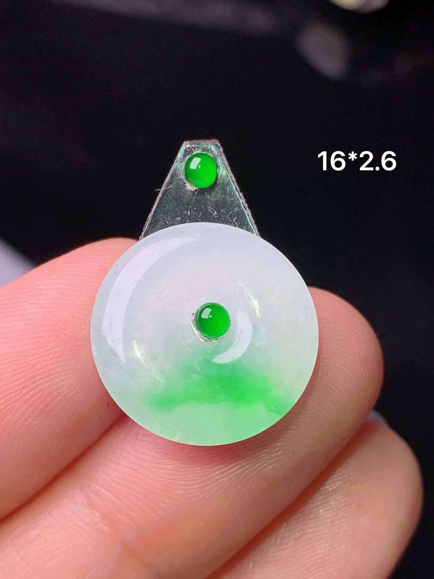 镶嵌款 飘绿平安扣吊坠 玉质细腻 水润亮眼 色泽艳丽 整体尺寸16*2.6